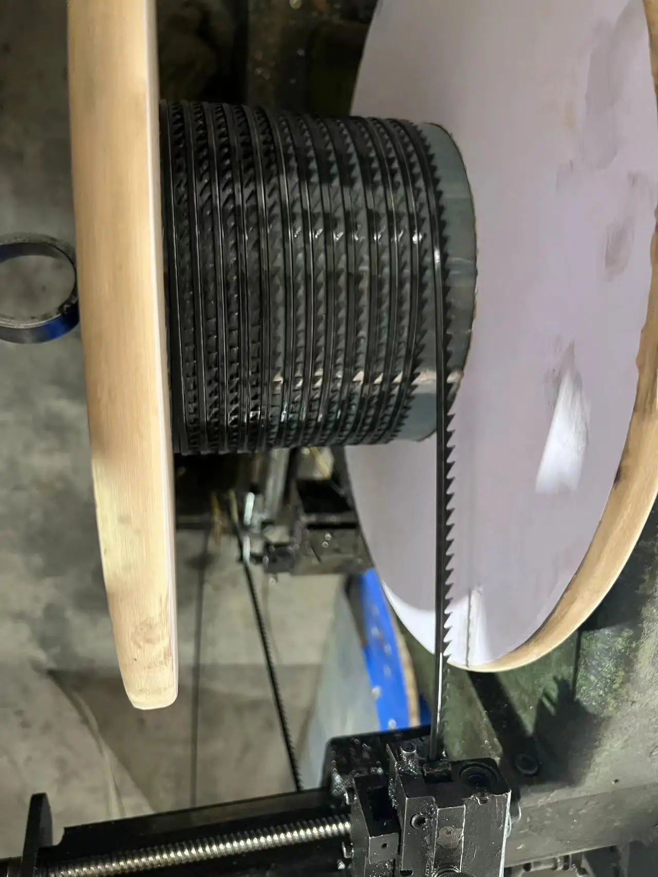 Textile waste recycling machine in spinning mill tears and opens yarn clothing recycle cotton recycling line flexible metal wire