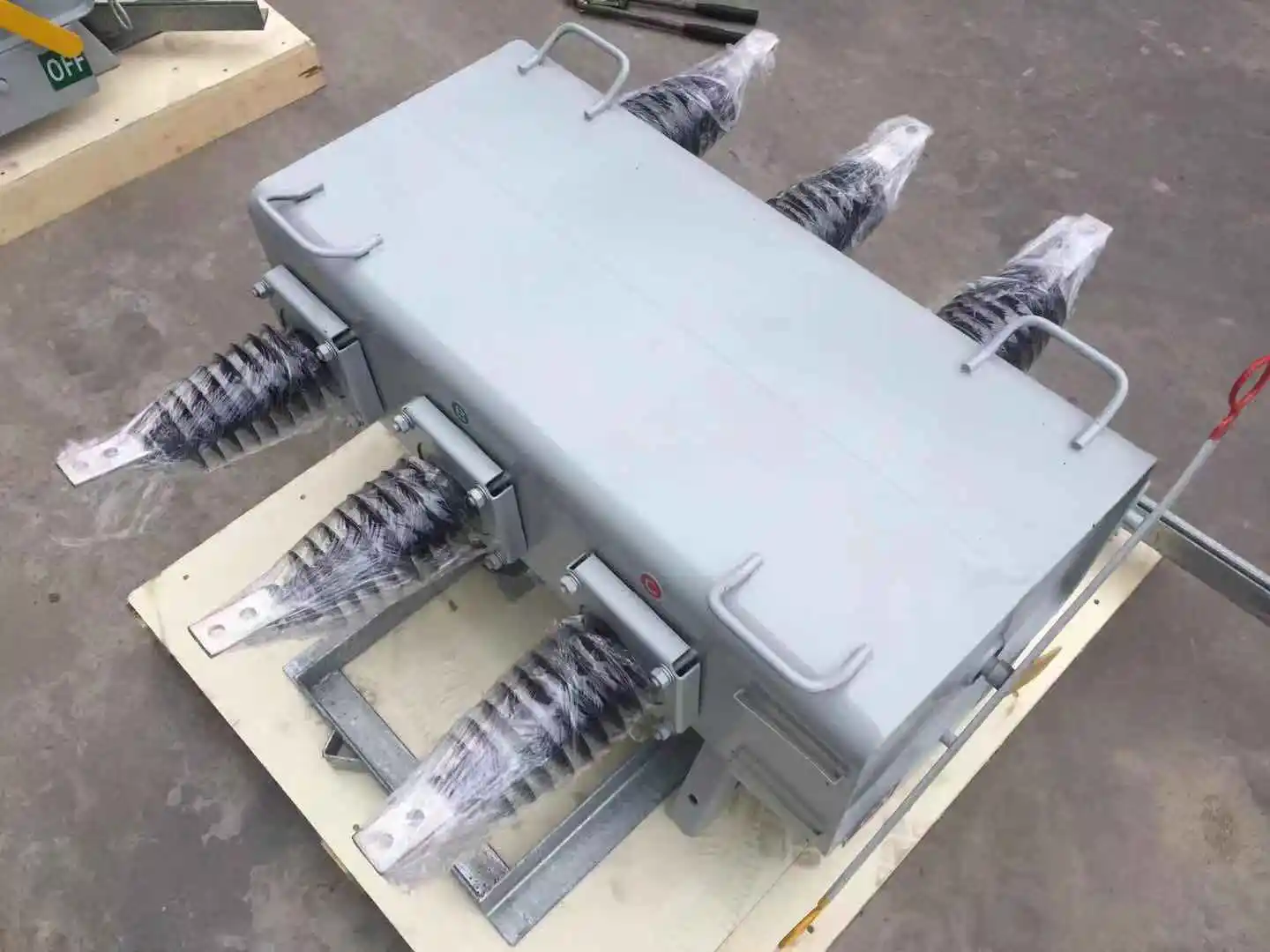 11KV 630A 1250A Manually Operated Pole Mounted SF6 Gas Insulated Electronic Sectionalizer Load Break Switch LBS