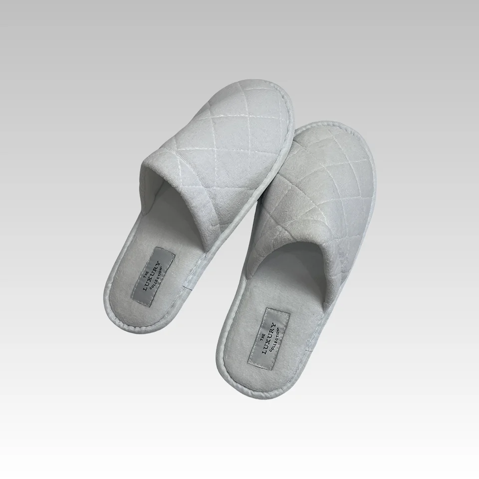 Wholesale customizable logo white pearl cotton disposable hotel slippers. OEM luxury spa hotel room pearl cotton slippers.