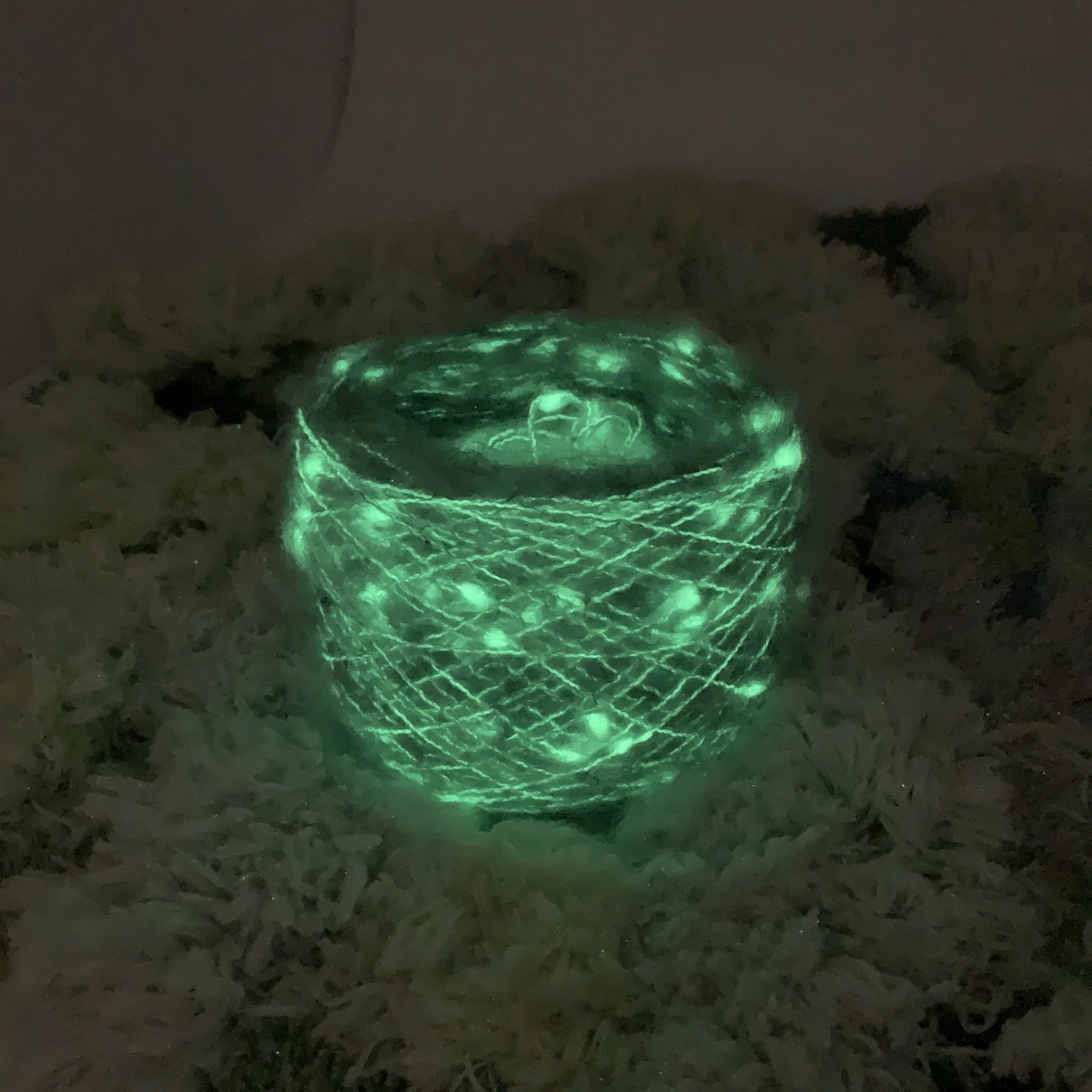 Blended Cotton Yarn with Glowing Effect Cake Luminous Fancy Yarn Hand Knitted and Woven Glow-in-the-dark Embroidered 150D YX8005