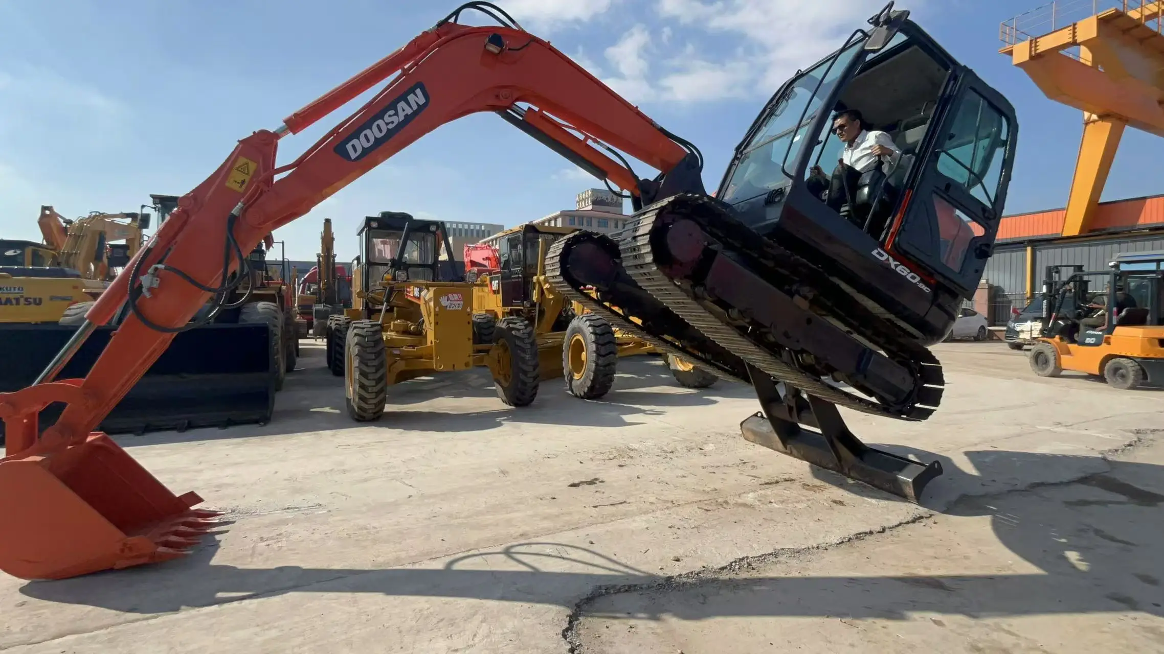 Used Doosan DX60 Excavator second hand Doosan DX 60 Hydraulic Crawler Digger for Home Use with Good Quality for sale