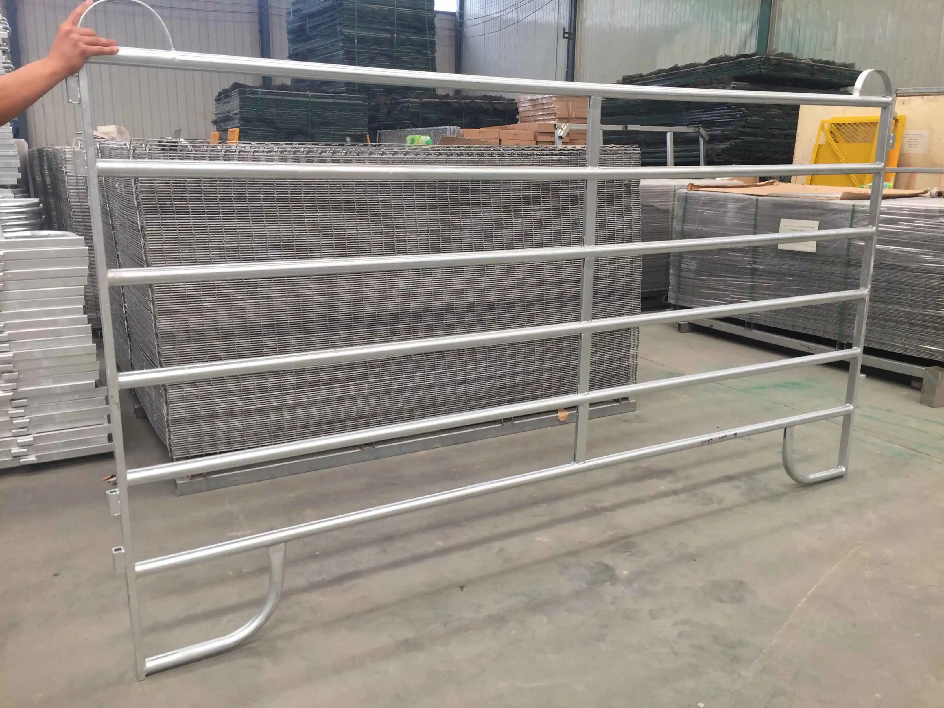 Hot dip galvanized cattle fence cattle yard cattle fence sheep farm equipment livestock fence