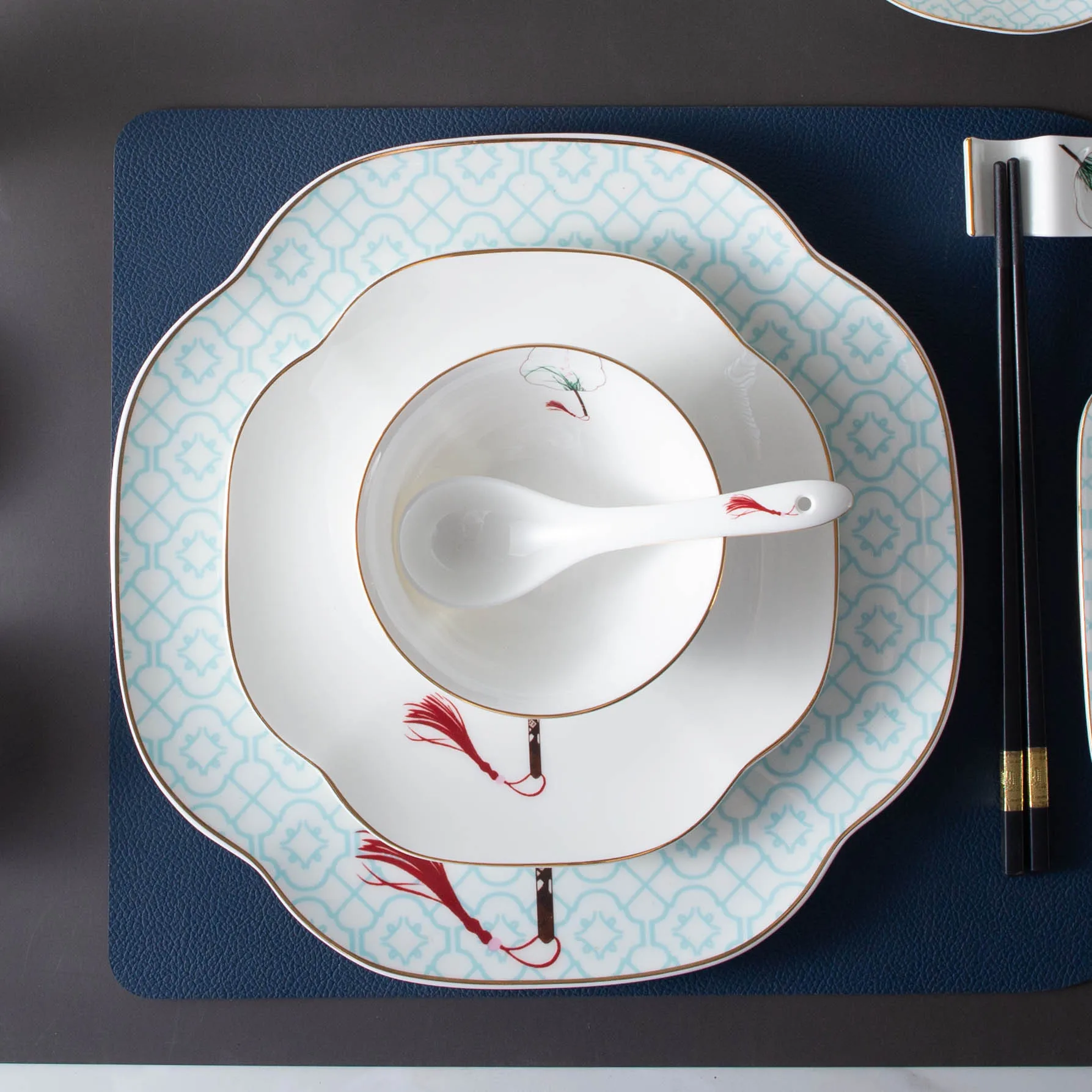 Wholesale western design porcelain dinnerware set Phnom Penh bulk wedding Bone China dinner plates sets