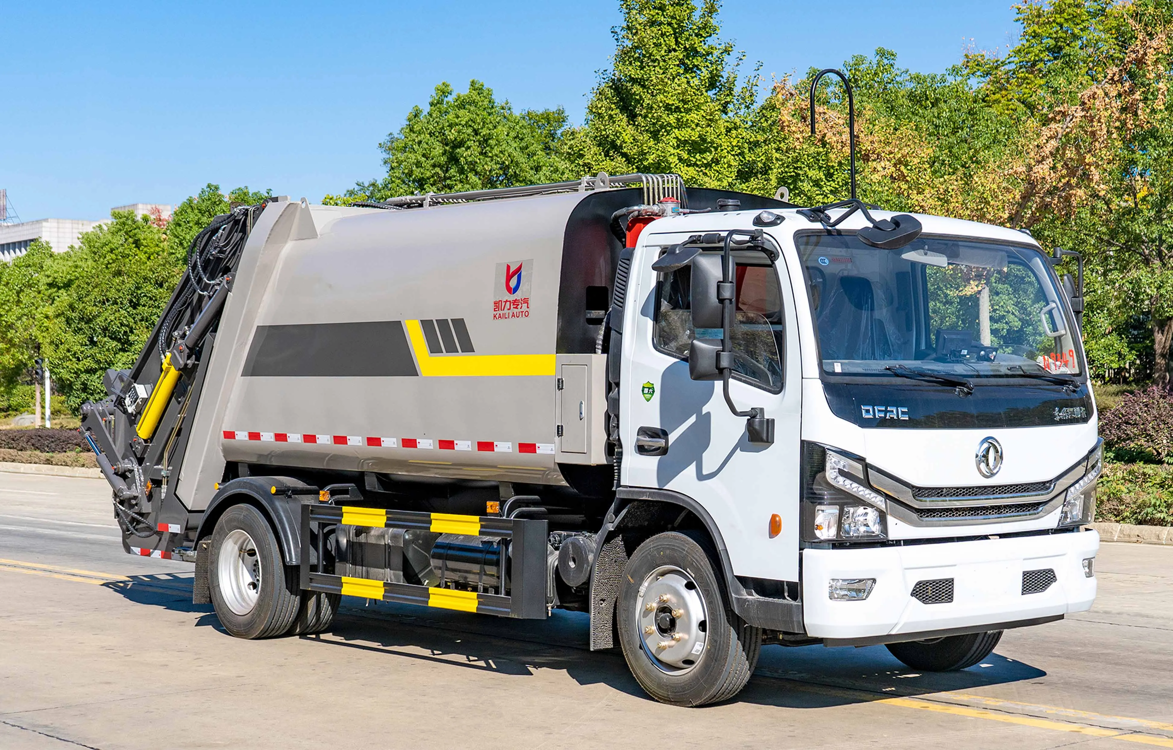 China dongfeng 4*2 compressed garbage truck  115HP  6cubic meter sanitation garbage truck factory