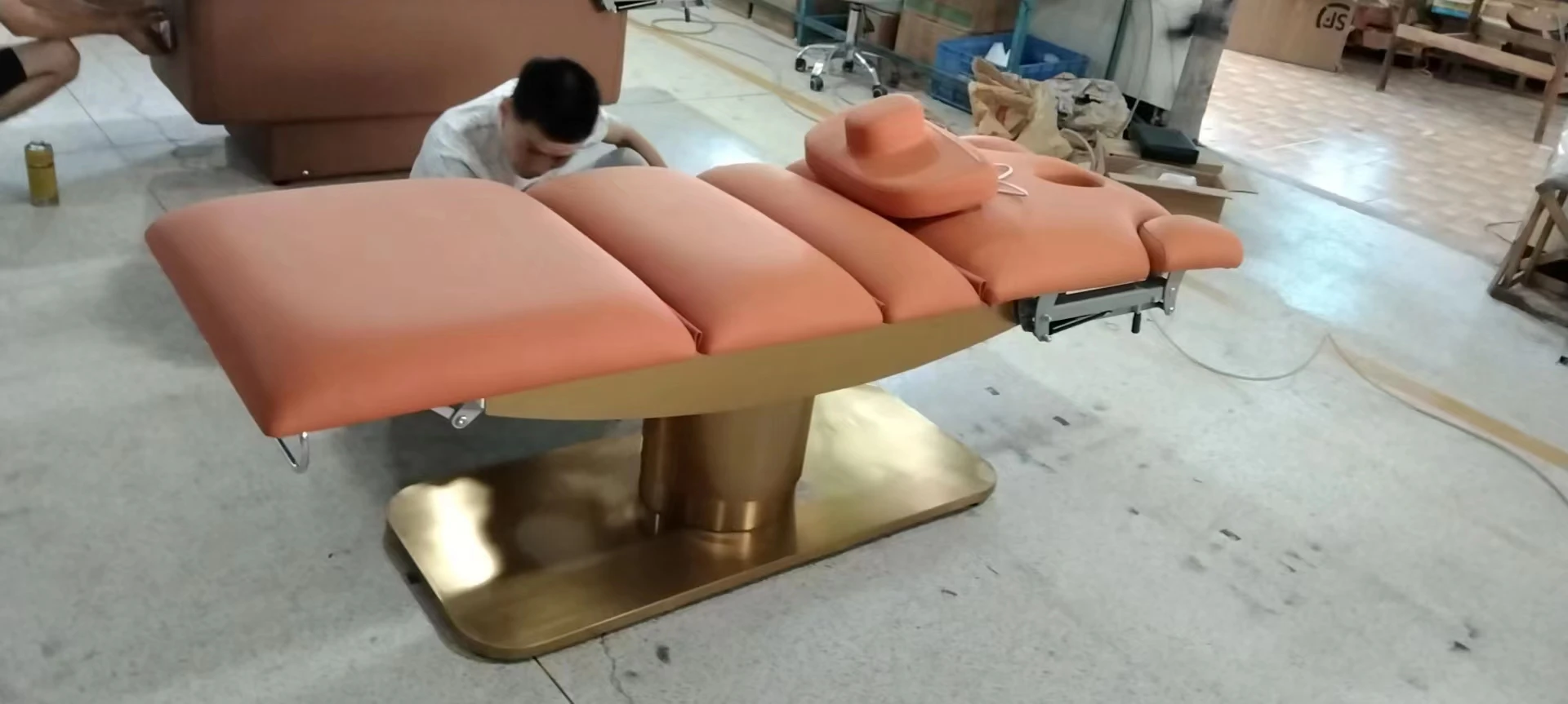 Kisen Pink Facial Body Massage Medical Treatment Bed Electric Beauty 3 4 Motor Chair Table Lift up and Down With Cover