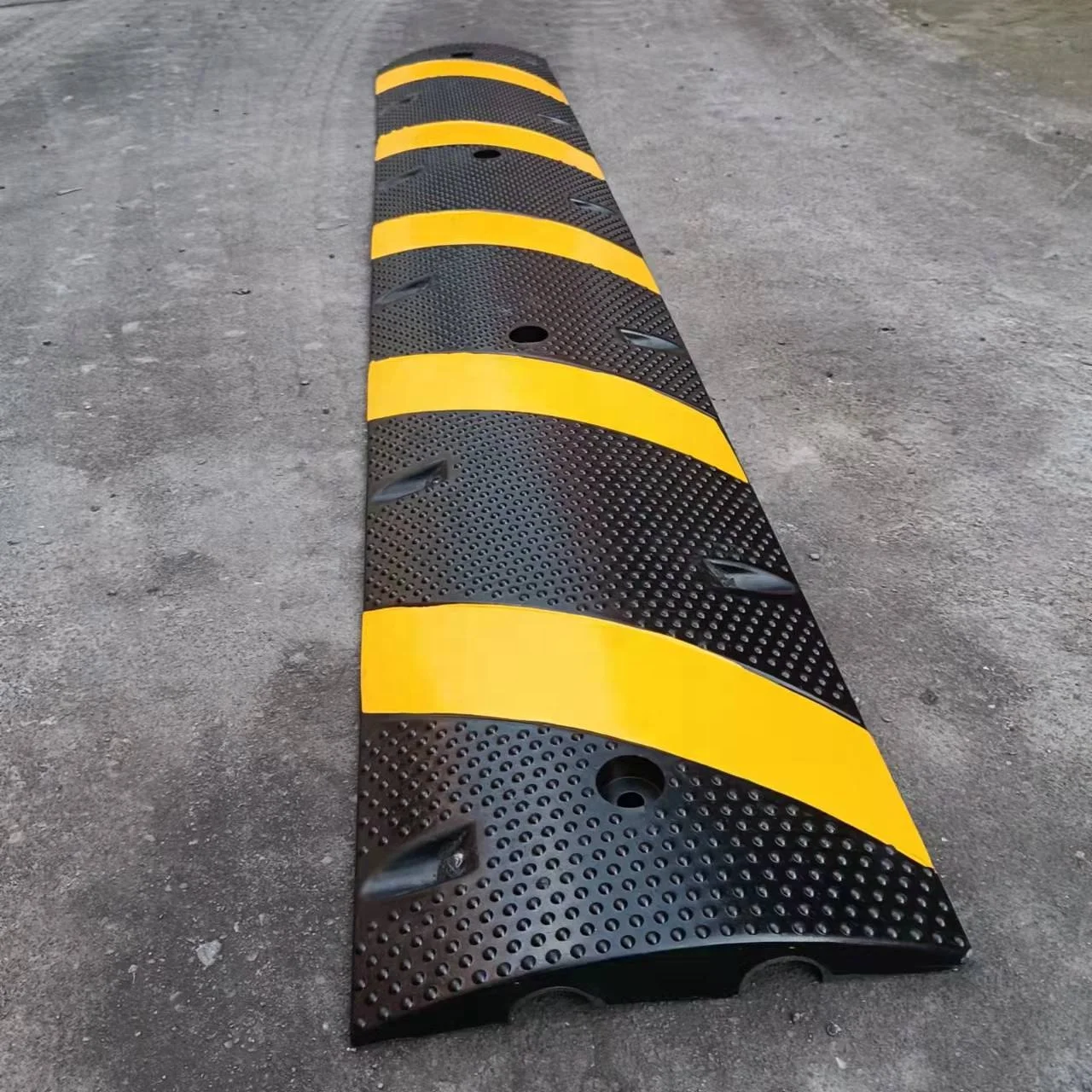 6  FT Rubber Traffic Speed Bumps Heavy Duty Modular Driveway Speed Bump Black Yellow Cable Protector Ramp