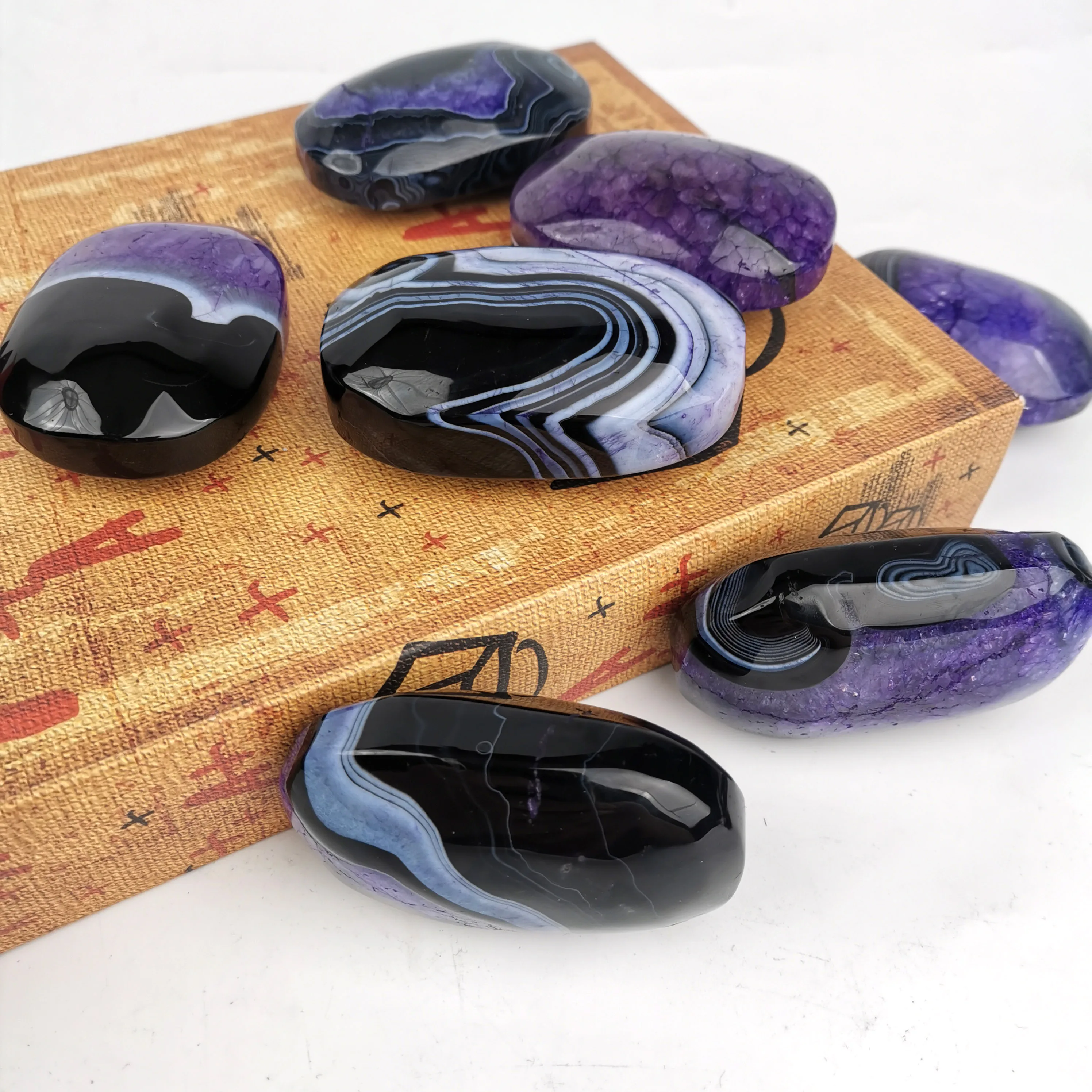 New Arrival Wholesales Gemstone Hand Carved Crystal Black And Purple Sardonyx Palm Stone For Meditation