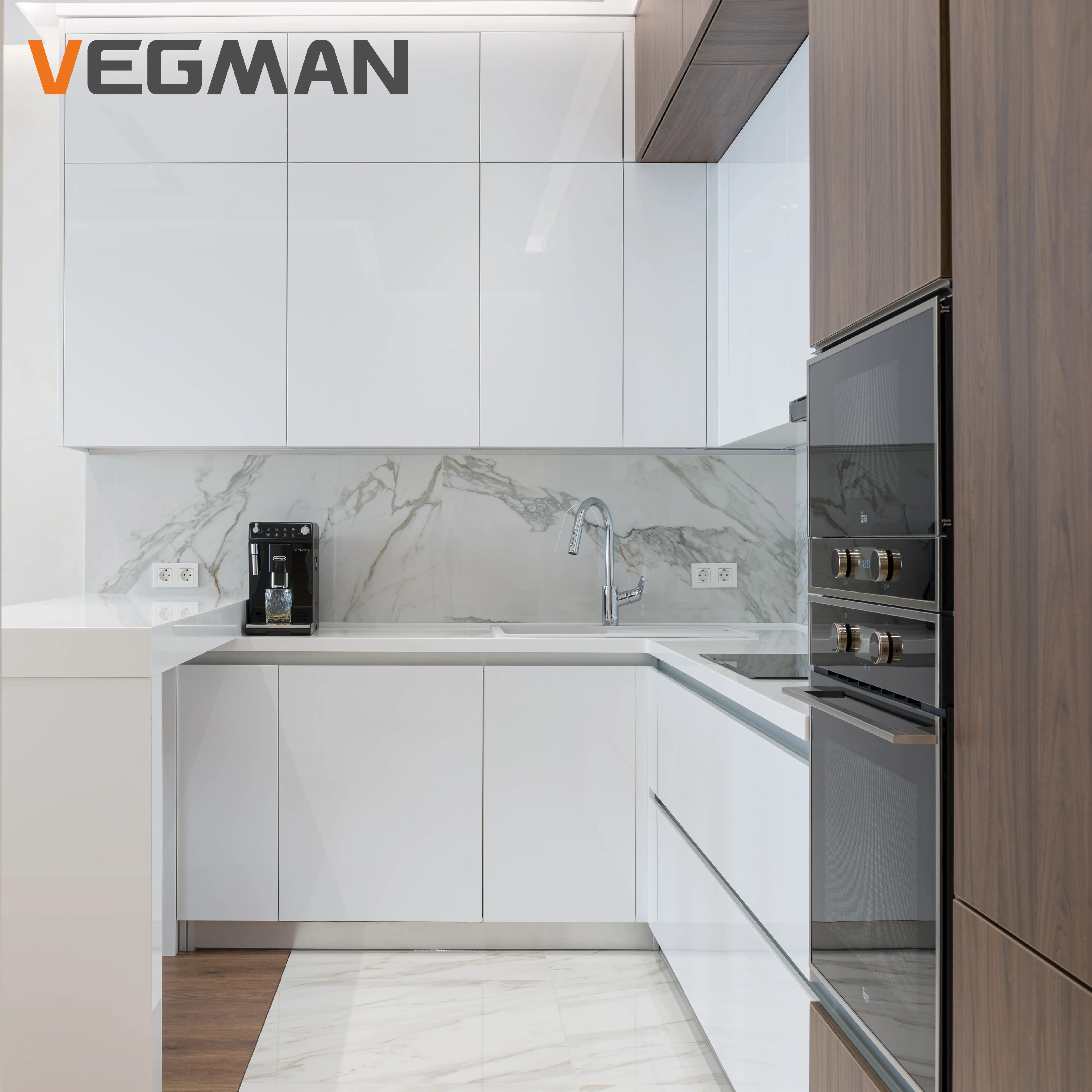 Небольшие бутик-апартаменты гостиничная Высококачественная современная кухонная мебель глянцевый лаковый шкаф с деревянным зерном