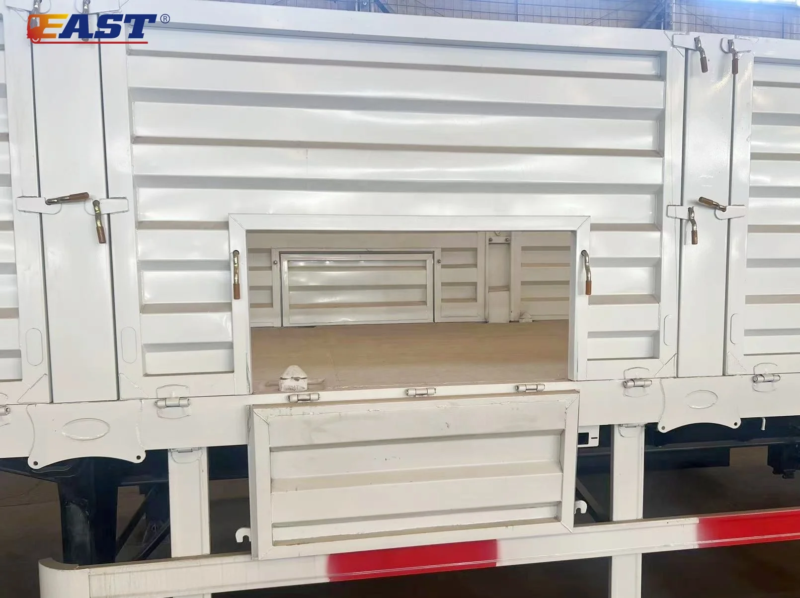 EAST Grain transport trailer with small door on side wall