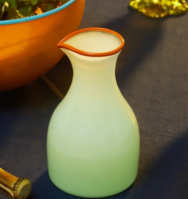 Wholesale Customized Hand-blown Glass Wine Pourer Unique Red Wine Decanter With Colored Rim