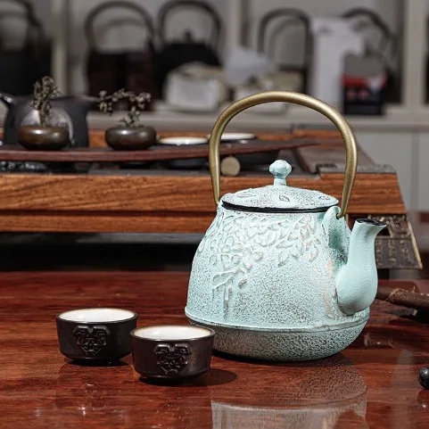 Manufacturer Wholesale Blue Cast Iron Tea Pot Portable 900ml KettleTraditional Teapot for gift