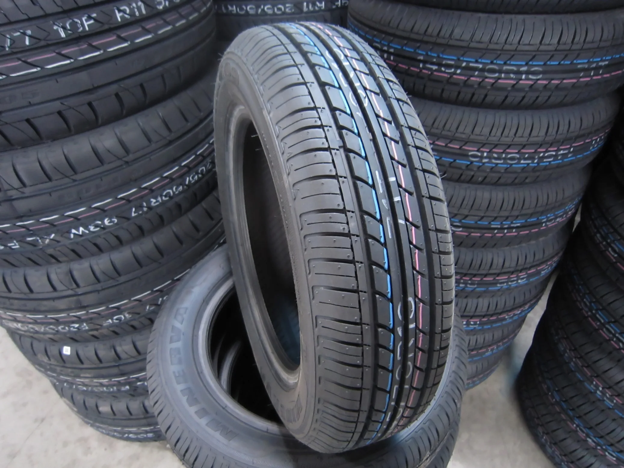 factory UHP passenger car tyres family pcr tires17 18 inch 225/60R17 225/65R17 215/55R17215/55R18 235/40R18  with  ECE DOT IS