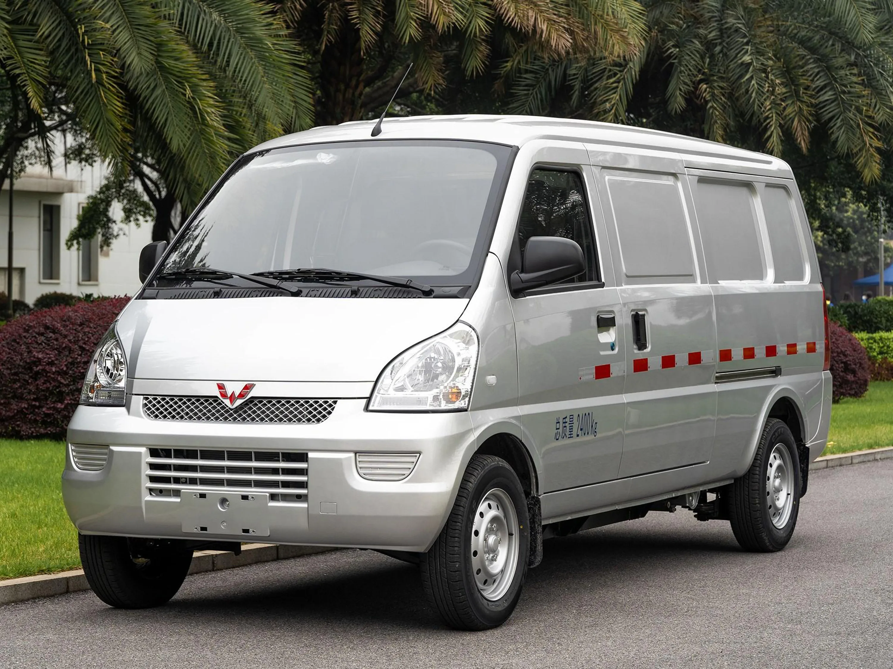 China new energy vehicle SGMV wuling rongguang ev bus 5 doors 7 seats minivan electric car minibus for hot sale