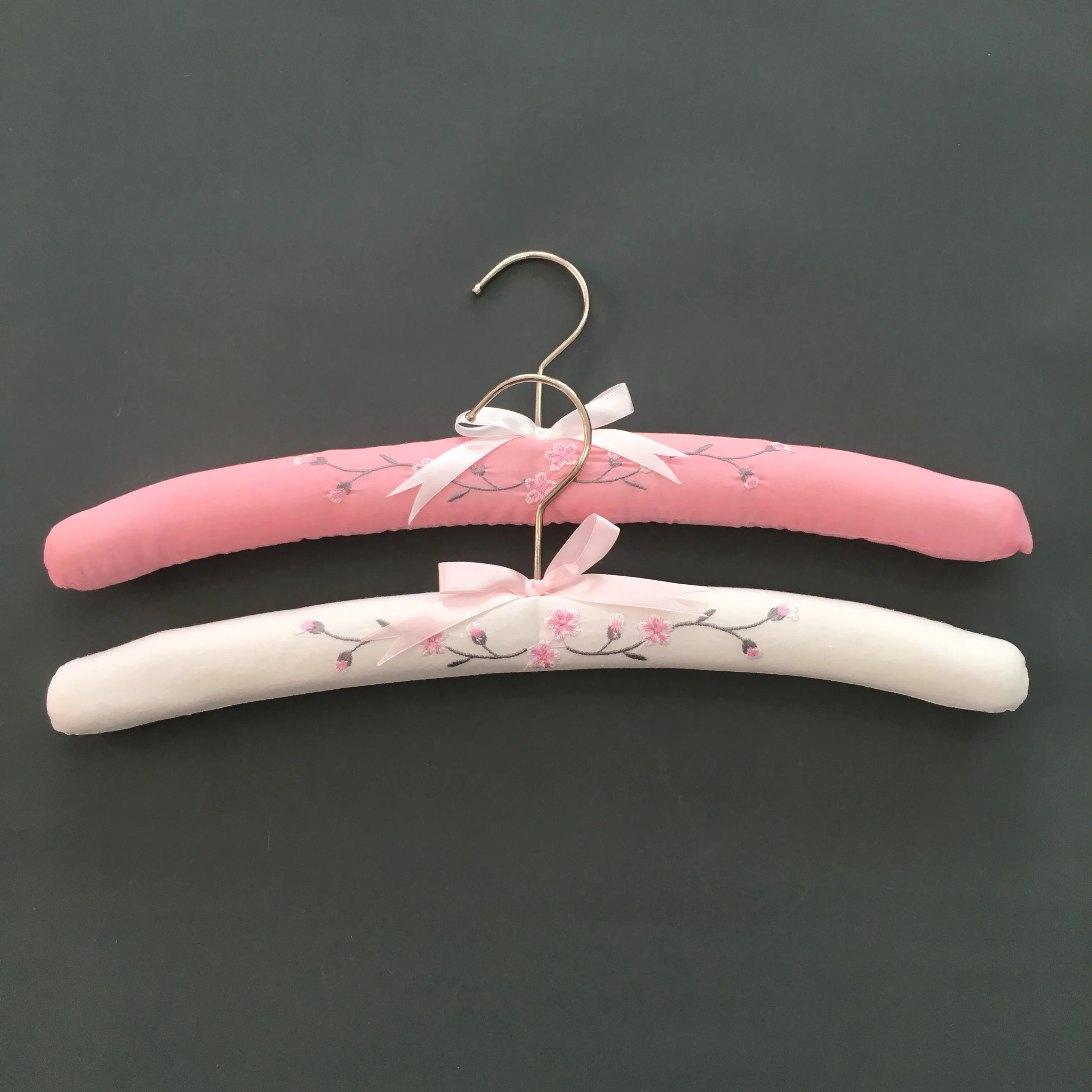 China Hot-Selling Clothes Coat Hangers Wholesale