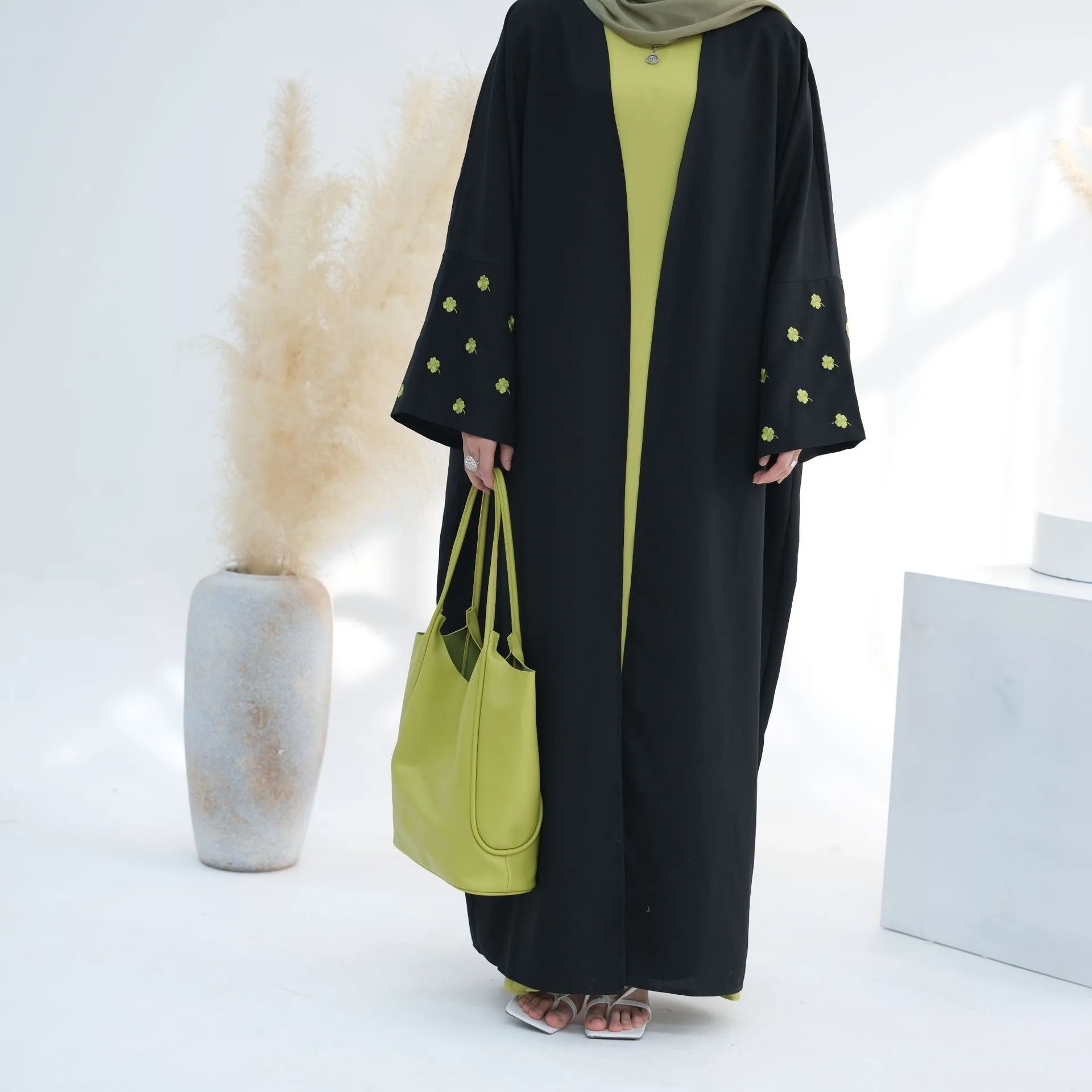 2023 New Designs Abaya Turkey Dubai Islamic Clothing Elegant Cardigan Embroidered With Four Leaf Clover