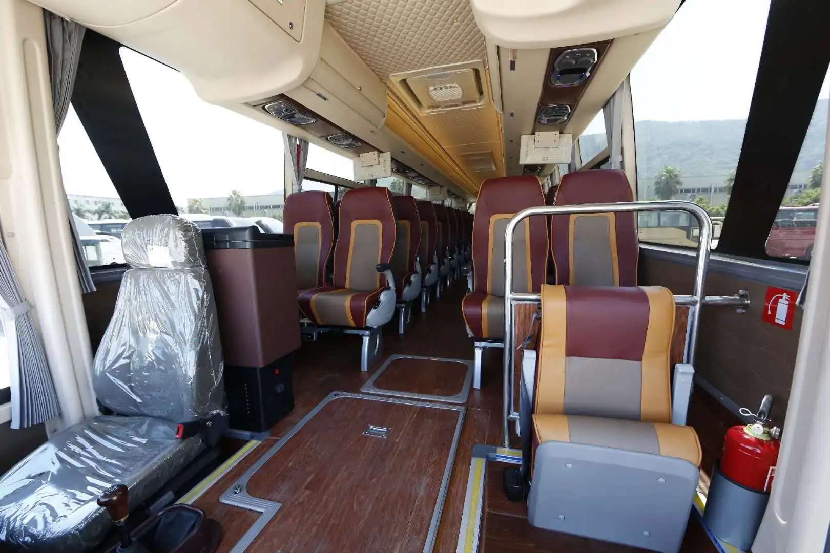 Second Hand Golden Dragon Bus XML6130 Double Differential Axles 50 Seats Luxury Tour Passenger Coach Bus