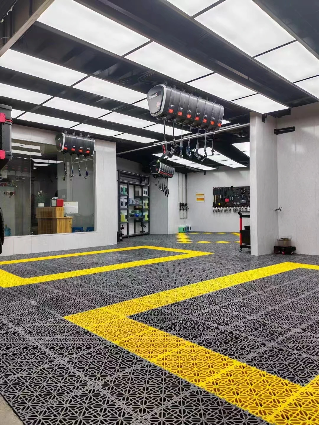 Pp Deck Patio Garage Interlocking Floor Tiles Splicing Floor Mat Plastic Flooring for Garage Bearing at least 3 tons