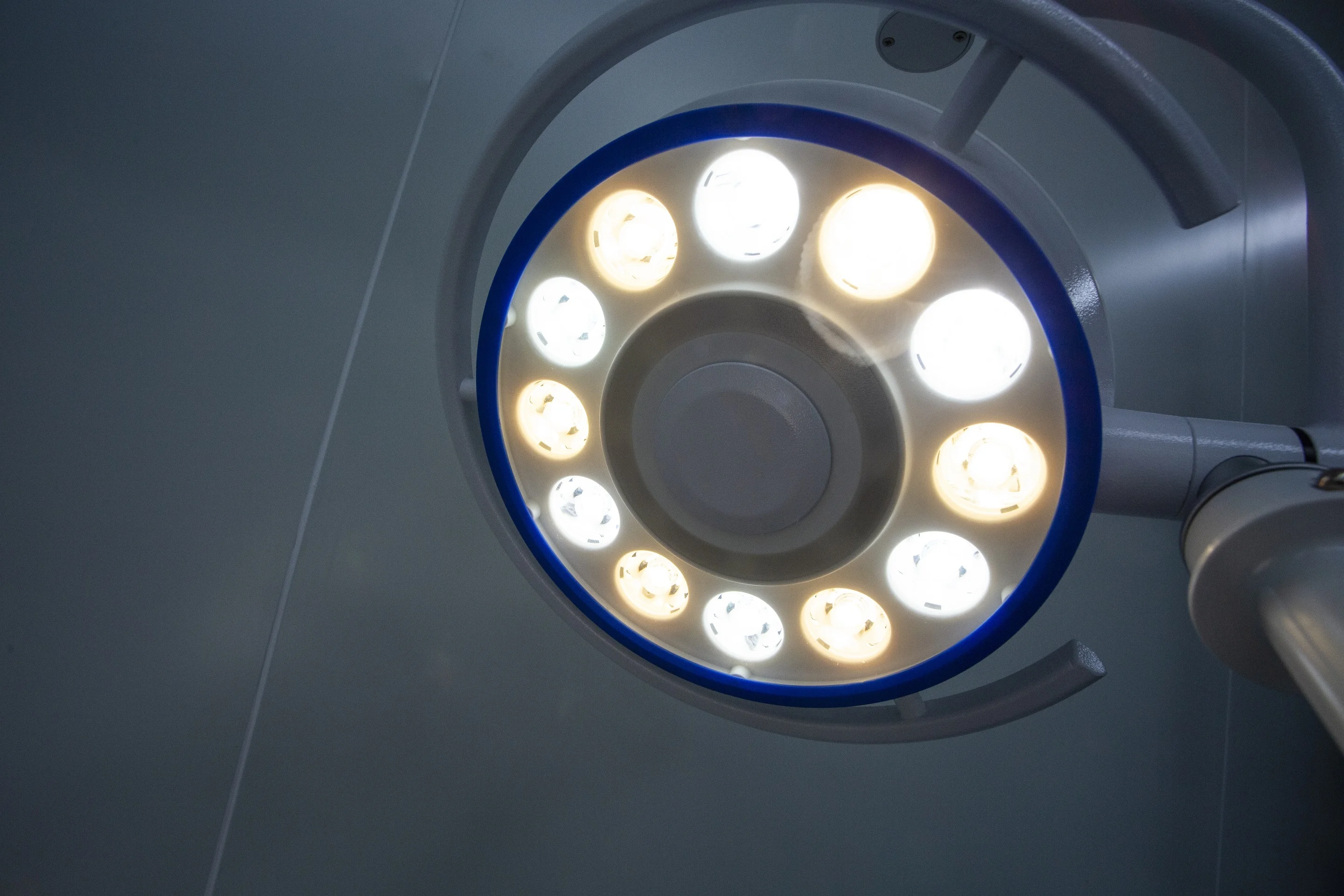 Medical ceiling LED surgical examination cold light professional custom theatre lamp battery operated table lamps light