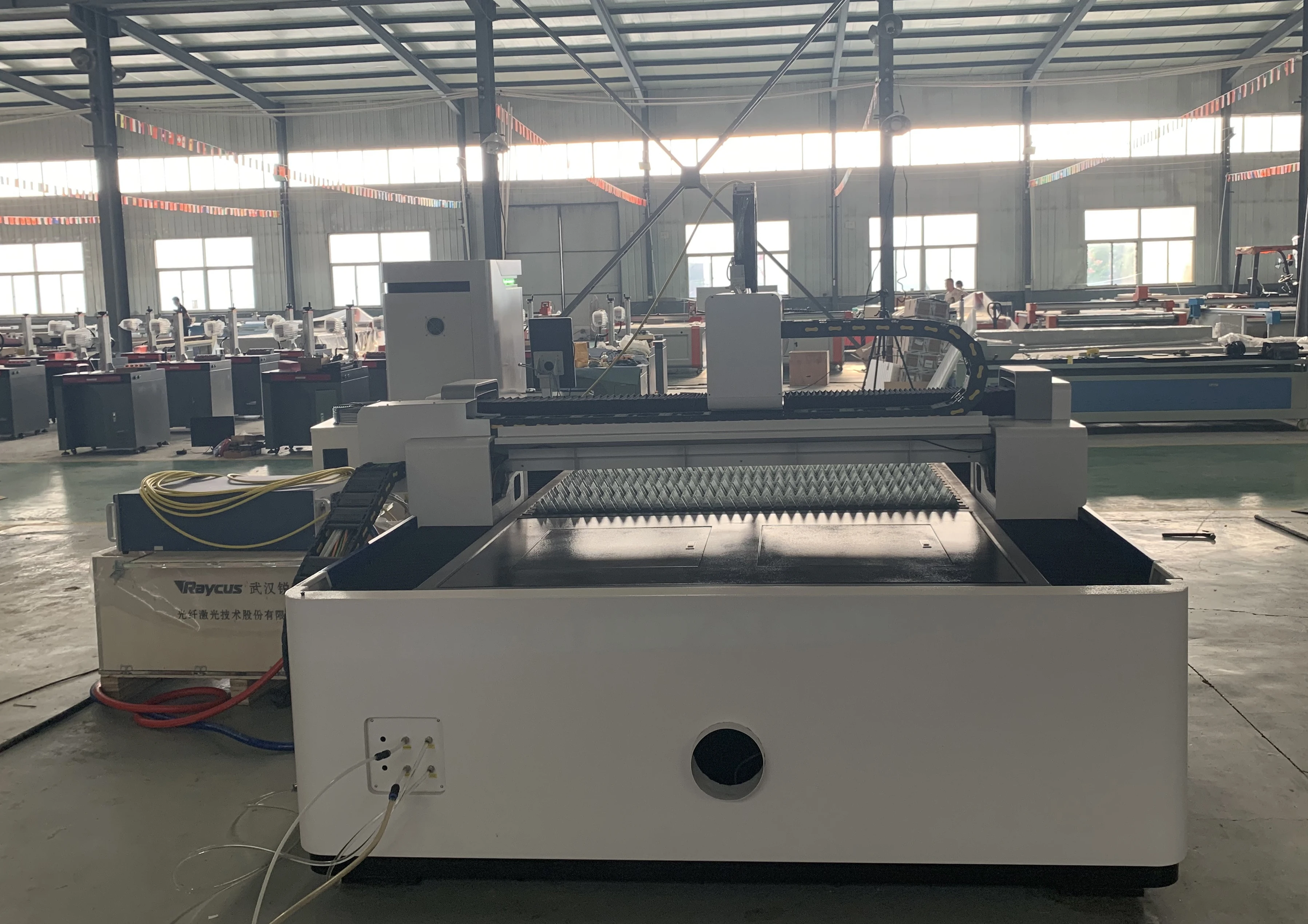 China Factory Price 1kw 1.5kw Metal Stainless Steel Carbon Sheet Fiber Laser Cutting Machine