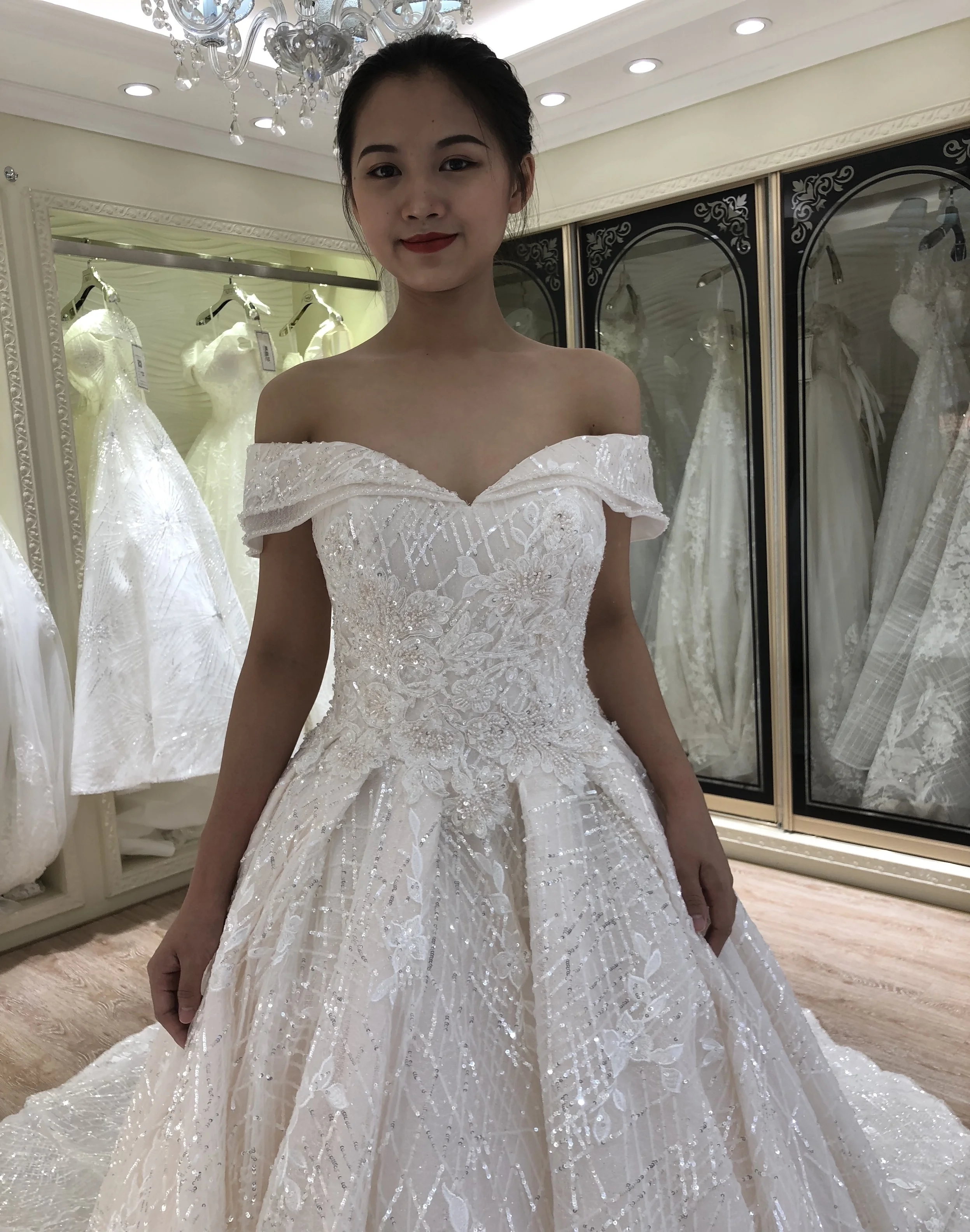 2021 factory wholesale price off shoulder shinny wedding dress ball gown for women