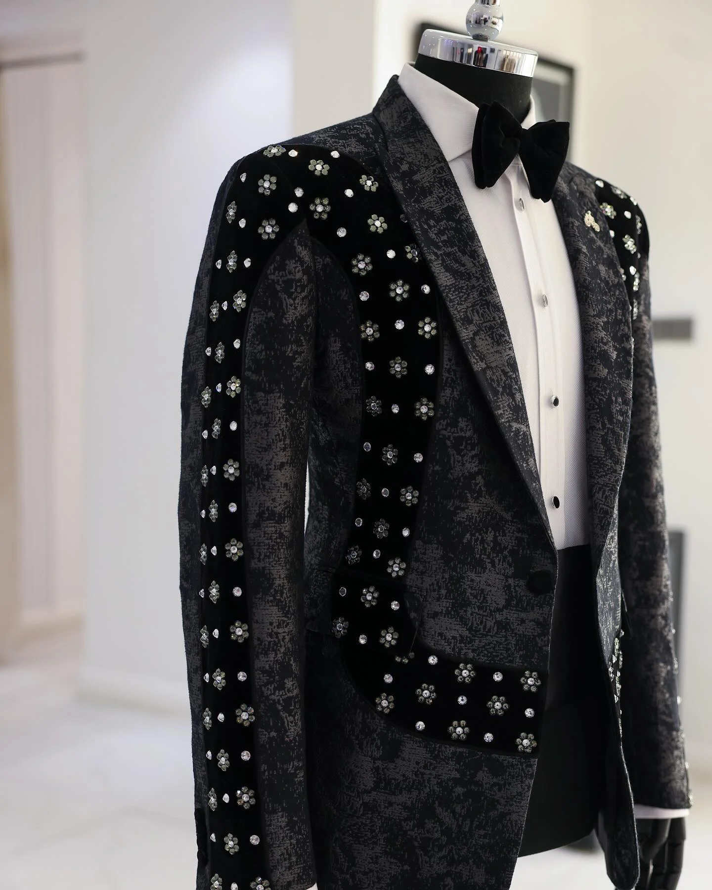 Custom  Men Suit Black Tuxedo Appliques Peaked Lapel Beads Formal Diamonds Luxury Work Wear Wedding suit