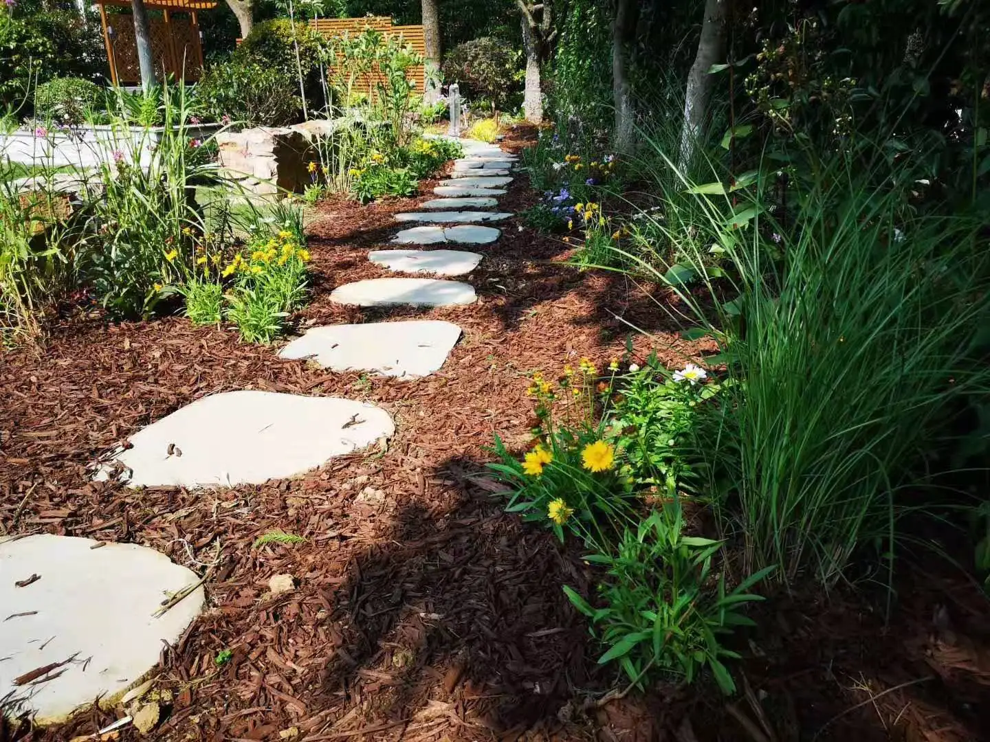 wood chips fiber mulch garden  Cover around plants garden decoration Beautify lawn