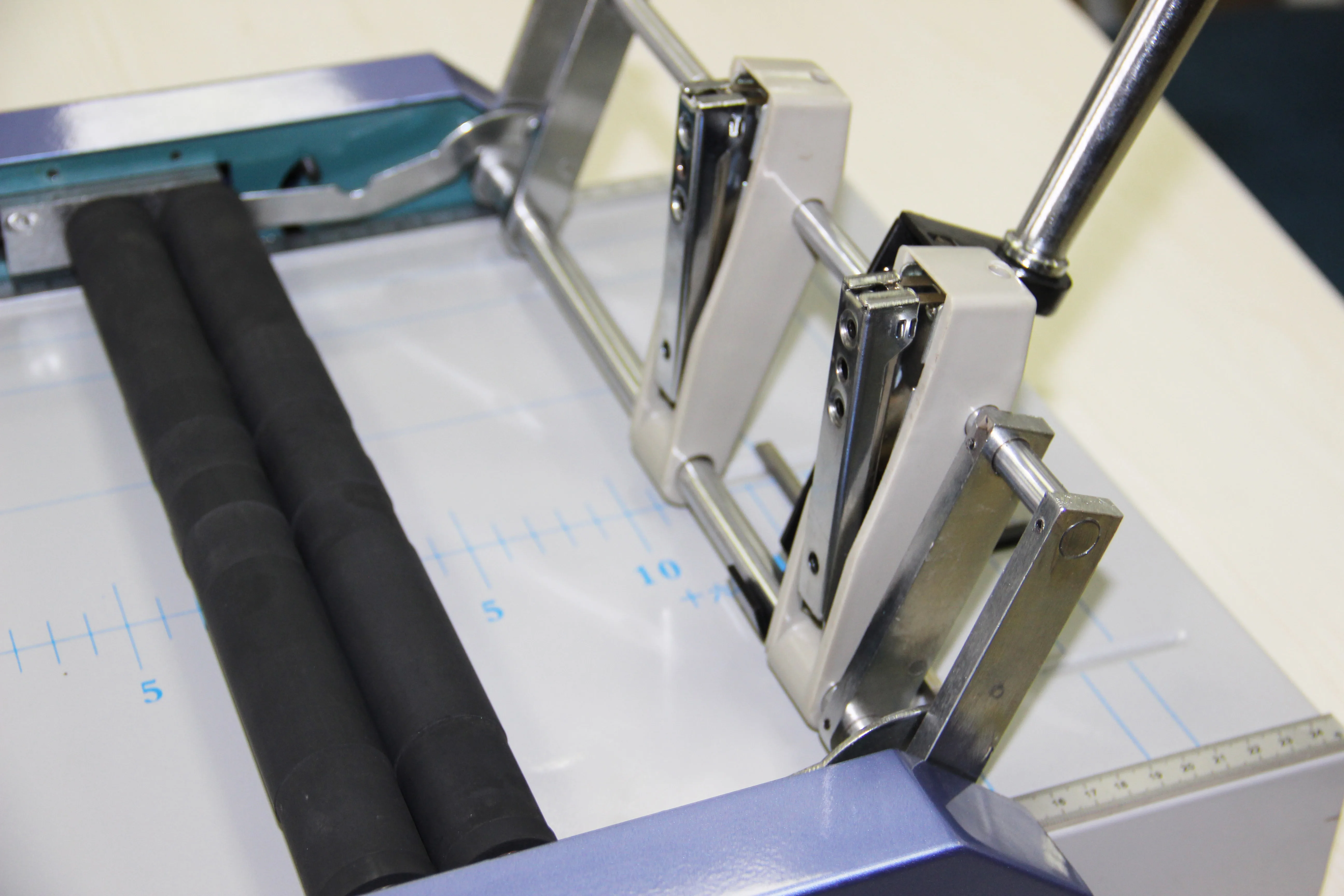 U-8200 manual booklet maker machine book stitching binding machine