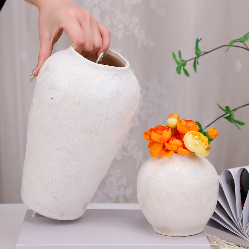 Redeco Creative Matte Antique Vase Beige Handmade Ceramic Vase Table Flower Vase For Hotel Home Decoration