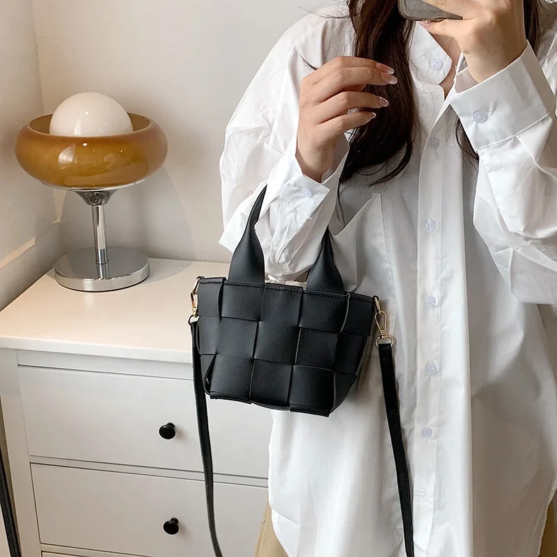 YiWu Suka Ins Ladies Bags Women 2022 Summer New Trendy Fashion Woven Messenger Female Designer Portable Bucket Handbags