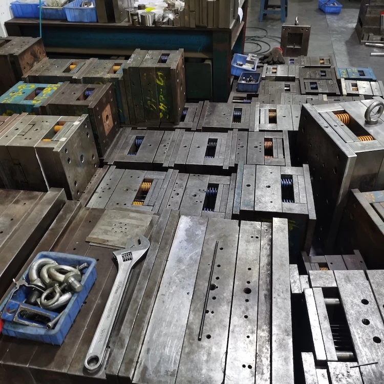 Custom Plastic Injection Mould Maker PC PMMA LED Optical Lens Molding Machines