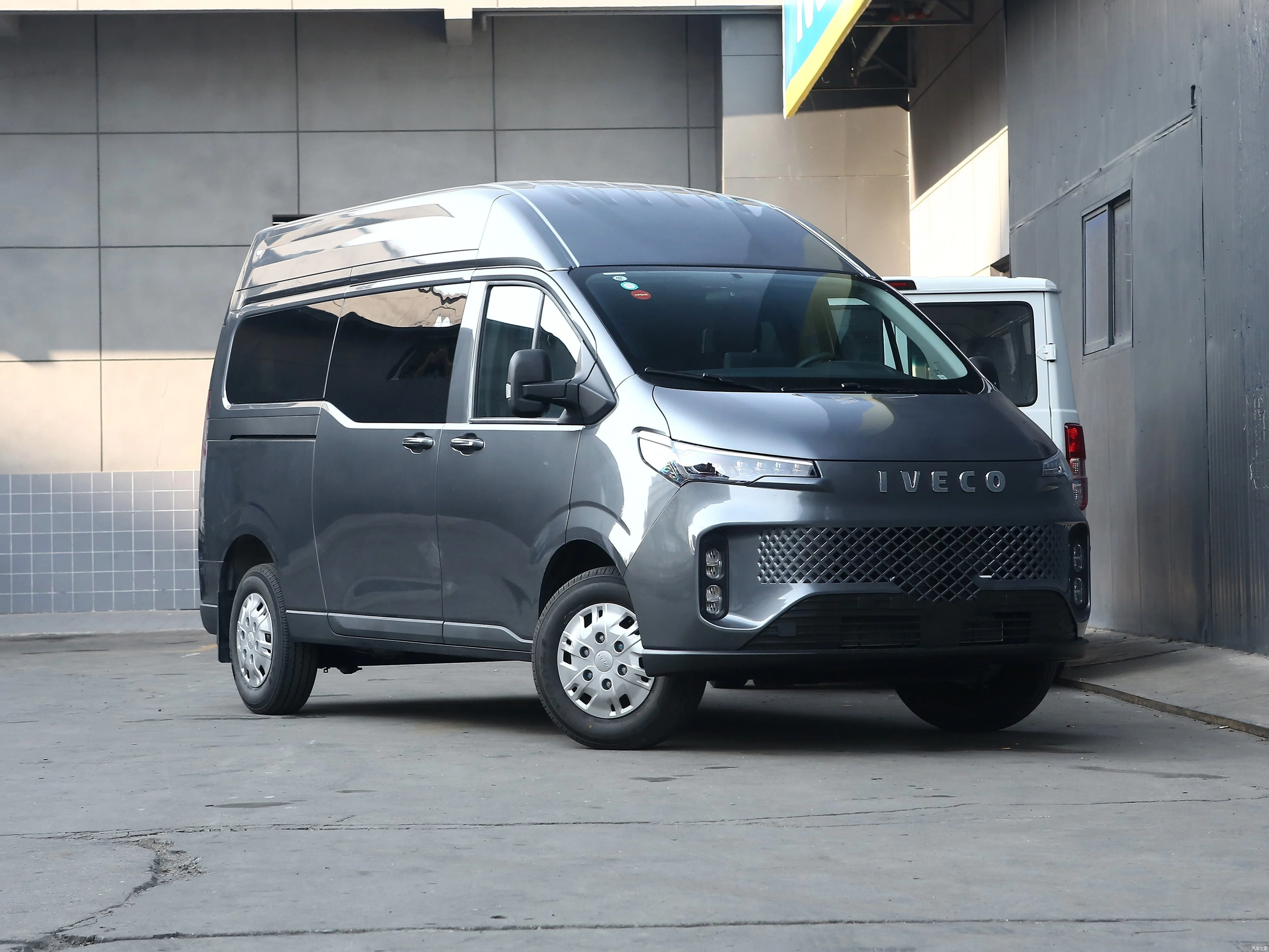 2024 2023 Iveco Juxing C33M пассажирский фургон 2 0 т 93 кВт ручная средняя ось крыша одношинный легкий