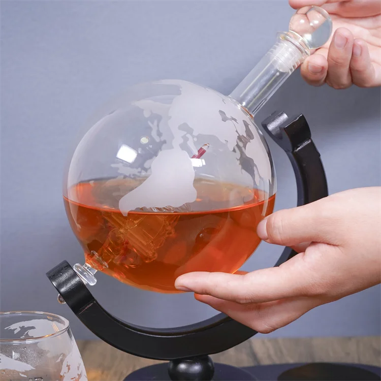 New design high borosilicate glass bottle Globe glass decanter and whisky glasses set