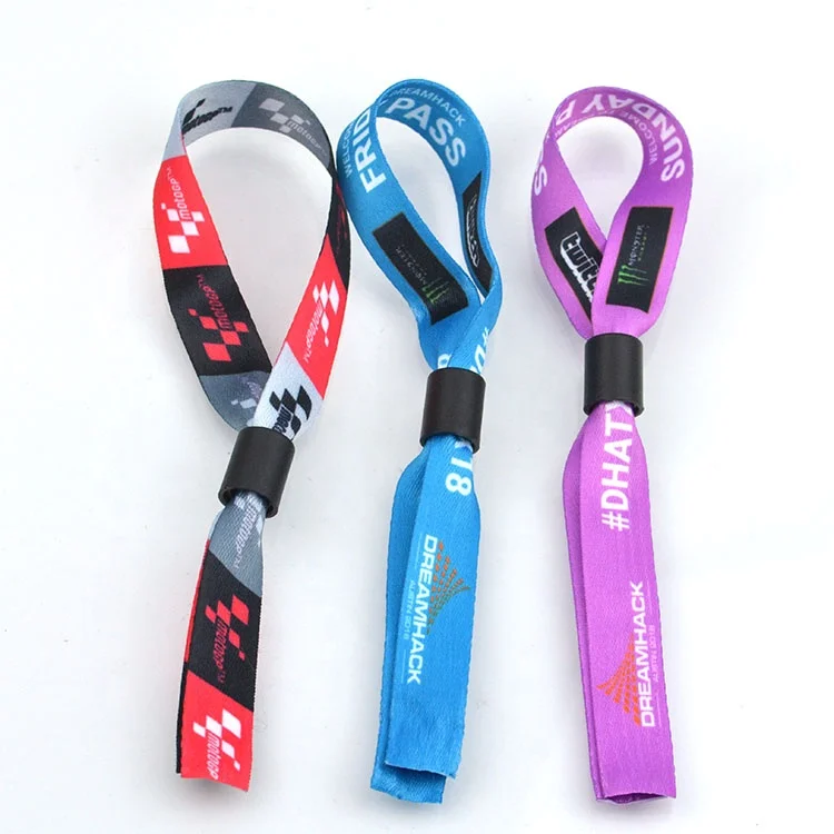 Oem бесплатный образец логотип на заказ спортивный фестиваль тканый браслет тканевый с пластиковым многоразовым слайдом
