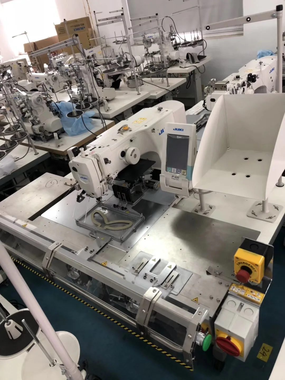 Распродажа бывшая в употреблении промышленная автоматическая швейная машина j∩ AMS 221EN 3020 с рисунком кожаных сумок