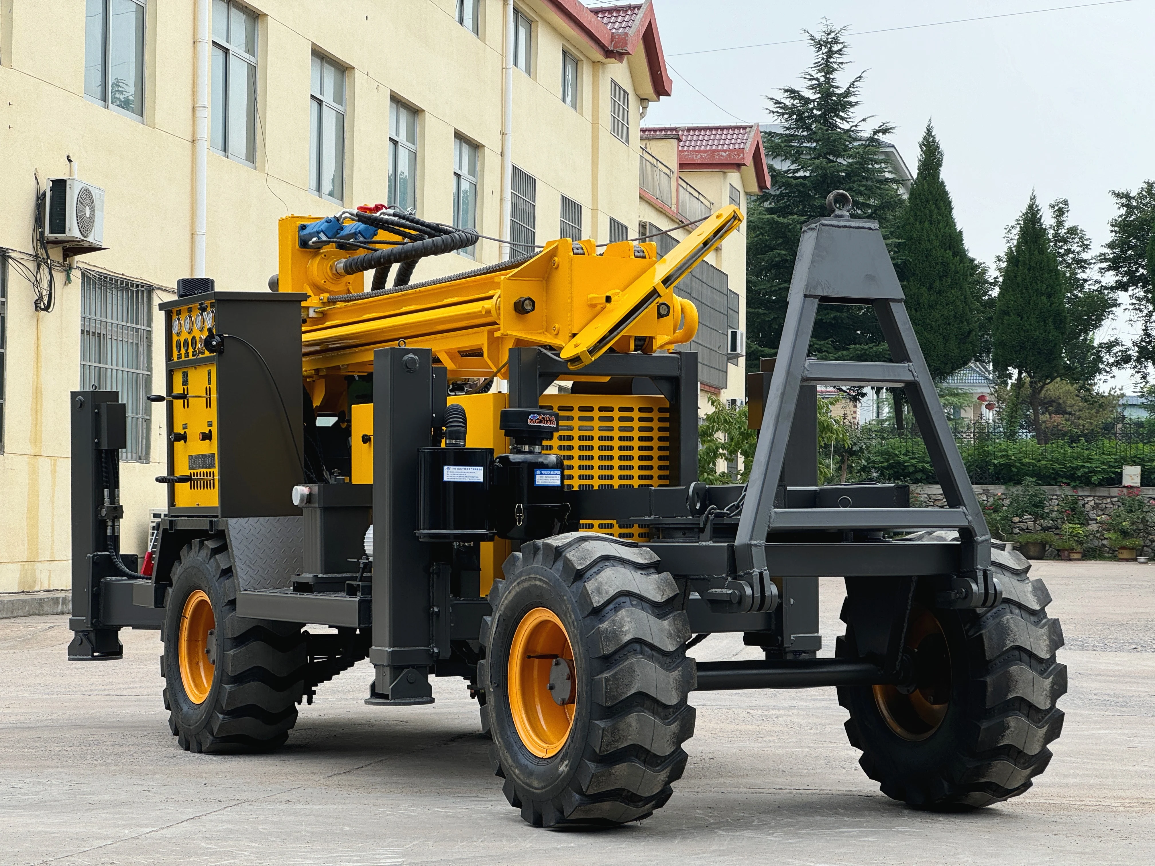 Four-wheel Deep Tractor Mounted Hydraulic Water Well Drilling Rig For Hard Rock 260m