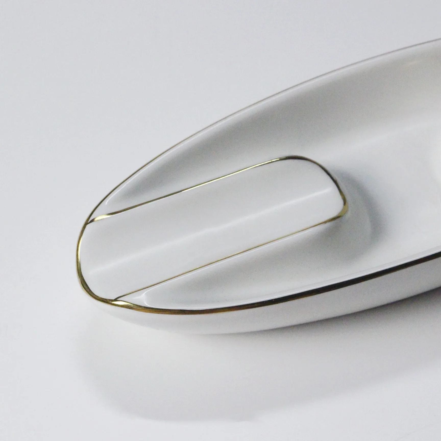 Ceramic Ashtray Custom Logo white Pocket Elegant Single Cigar Holder  For shop home Portable Boat Shape Design