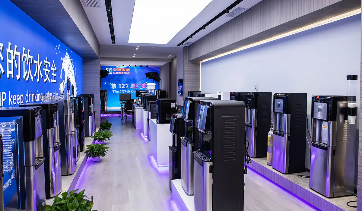 Sparkling carbonated water dispenser Bottom loading with display