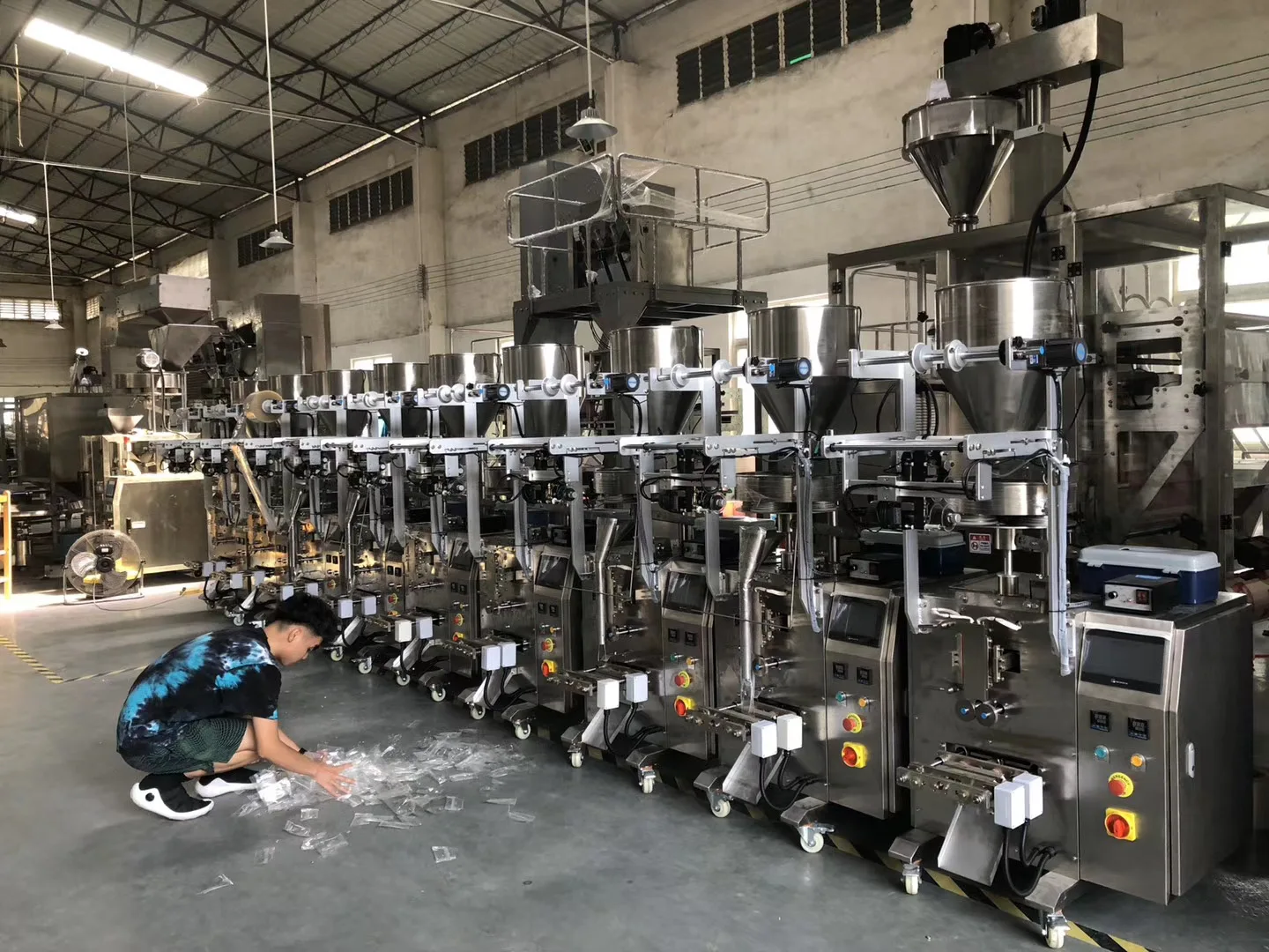 factory economic small vertical sachet candy sunflower seeds plantain chips snack automatic granular food packaging machine