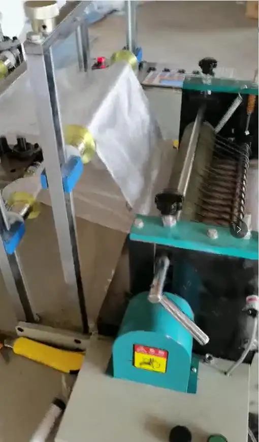 Factory price clipped PE gloves automatic folding packing machine 2 pcs bag packing