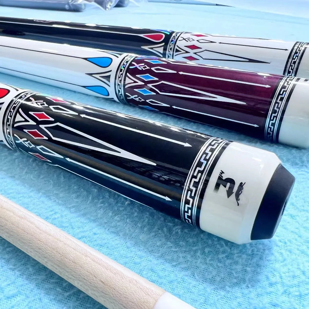 High End Premium Quality Billiard cue  1/2-PC  Maple wood Uni loc joint sticks 58inch length with cue joint protector  for sale