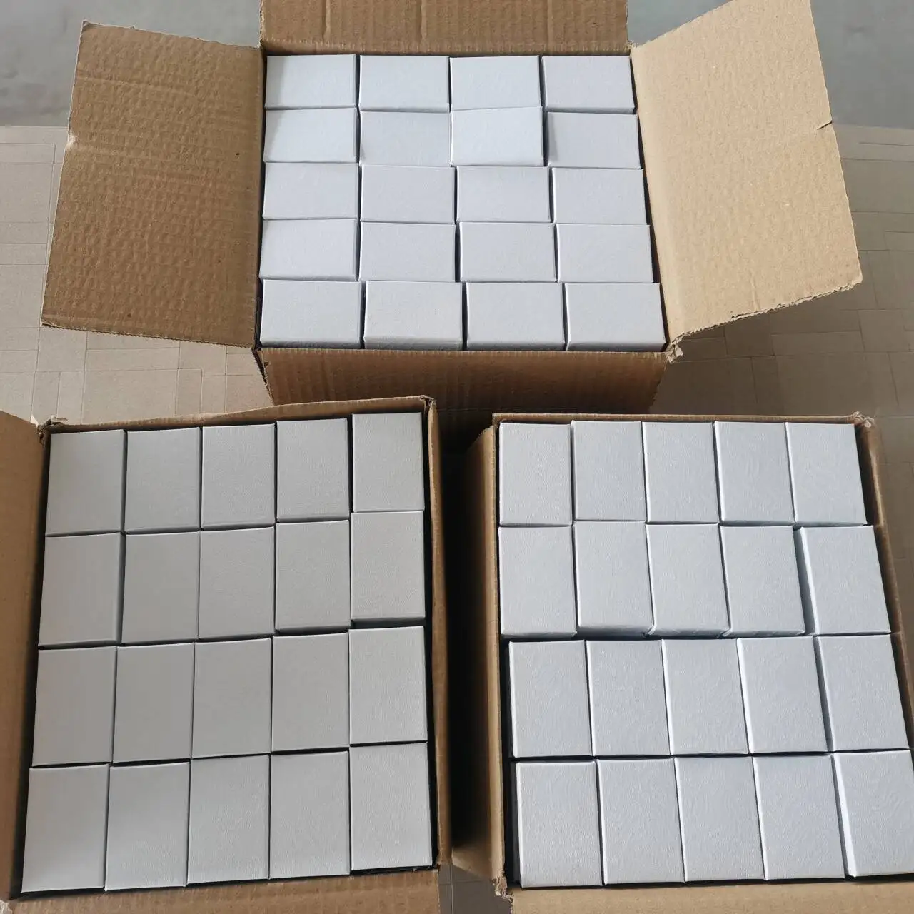 Z10W White Embossing Cotton Filled Box 4.72X3.12X1.55cm Custom Logo Wholesale Jewelry Packaging Paper Board Gift Box