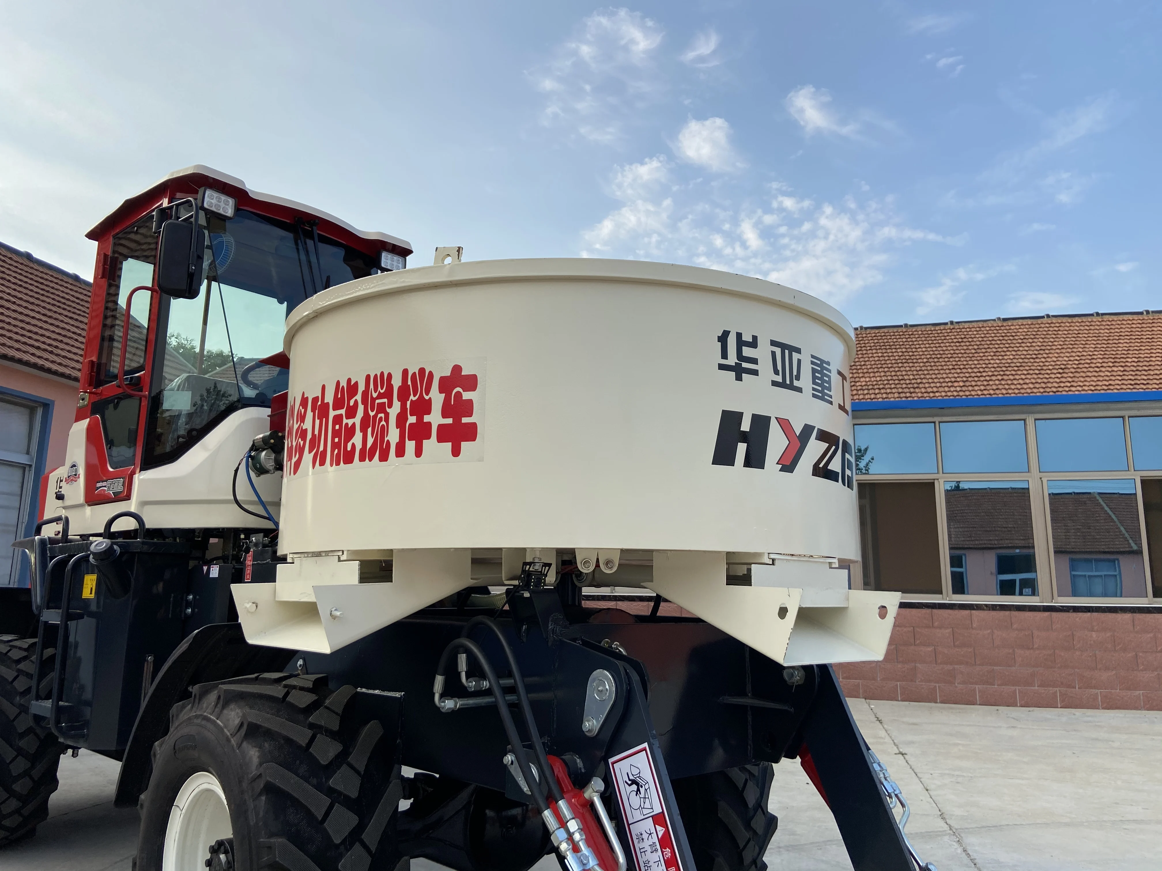 TOP supplier HUAYA new Flat-barred mixer truck 1.2 m3 1.6 m3 feed mixer concrete for sale