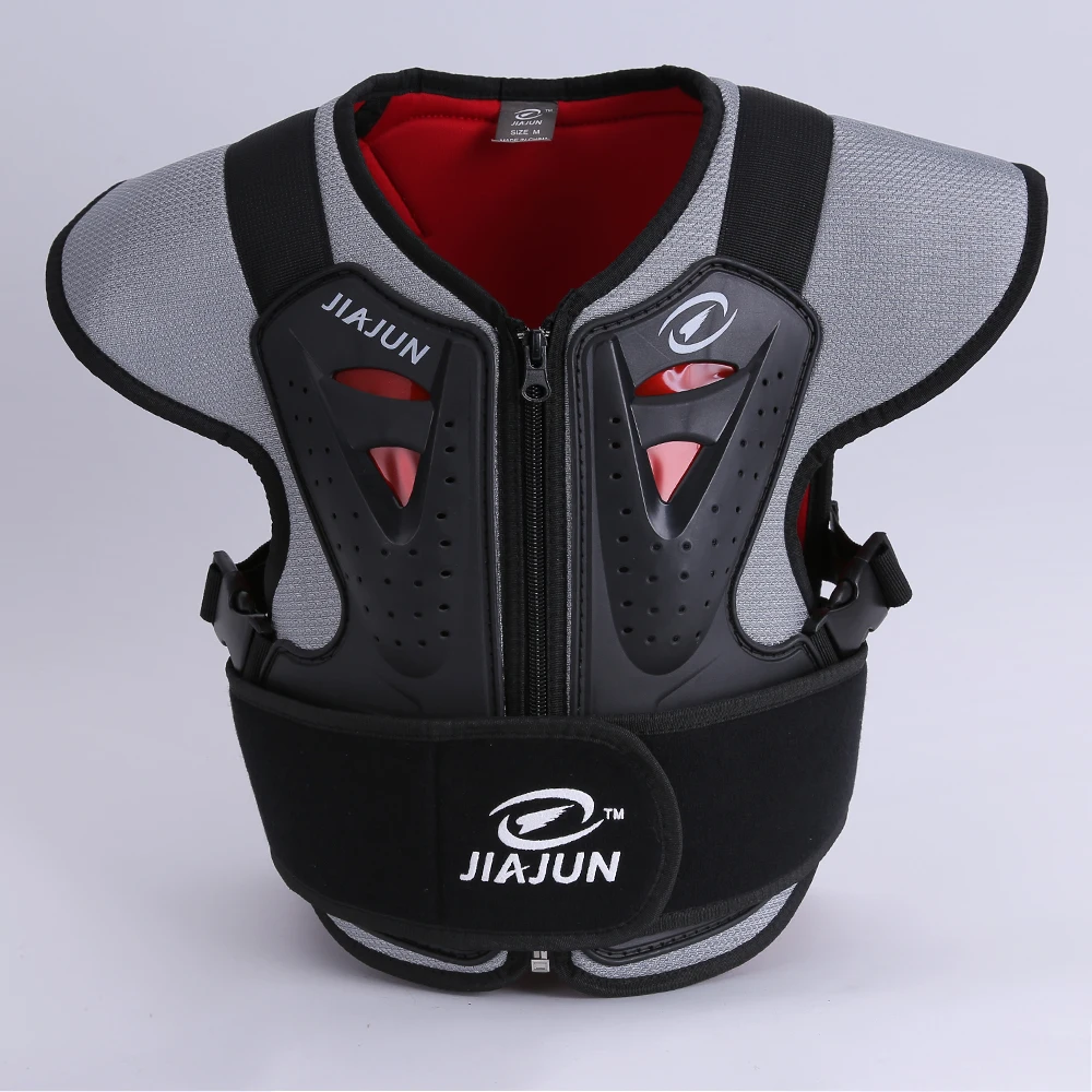 Детский шлем и броня частного бренда защищают заднюю часть велосипеда