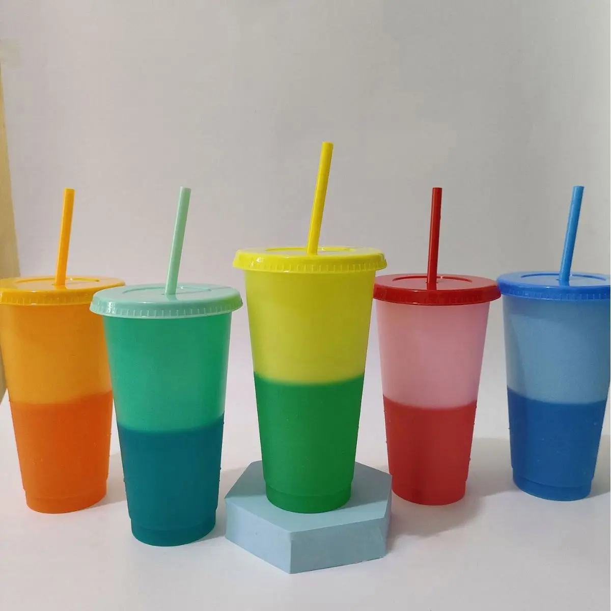 500Ml/710Ml BPA Free Colorful Reusable Plastic Straw Cups Hard Venti Cold Cup for Summer Drinking