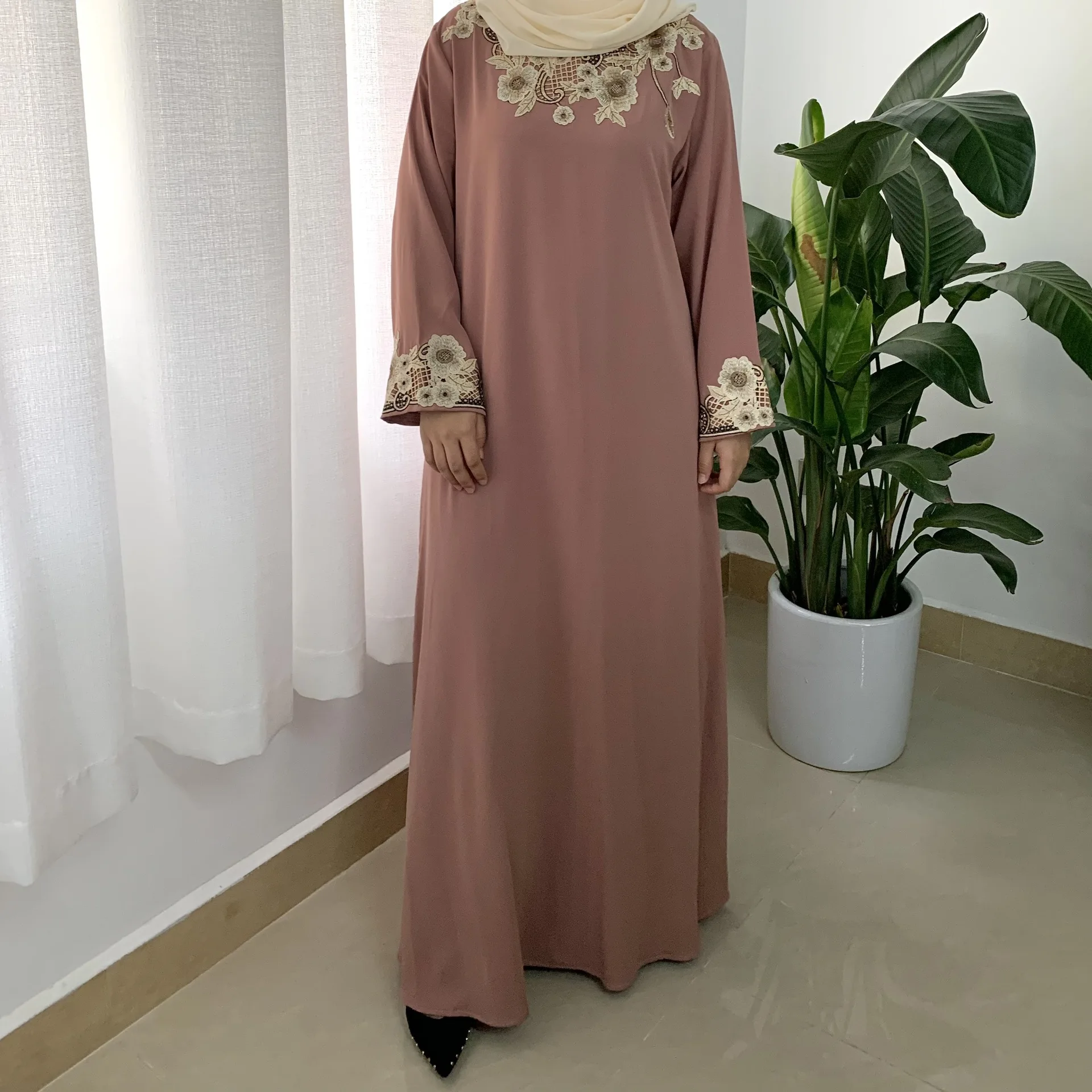 Middle East Dubai Casual Dress Arab Woman Modest Clothing Muslim Pullover Top Abaya With Embroidery Flower For Eid Ramandan
