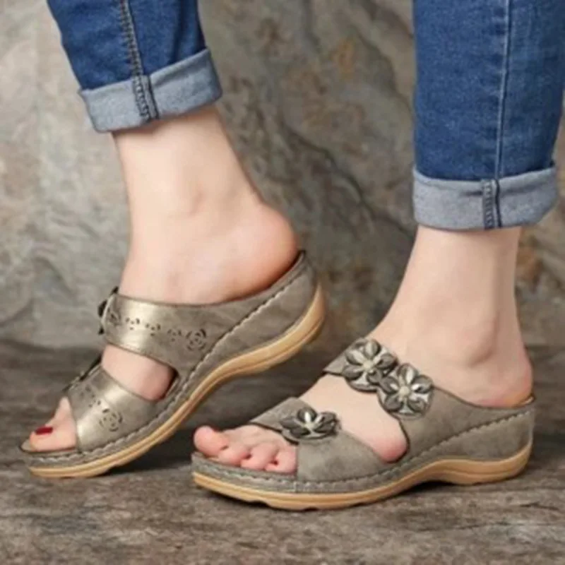 Туфли с широко открытым носком карамельного цвета туфли с открытым носком для женщин; Большие размеры; Сезон лето цветок танкетке, женские тапочки, обувь