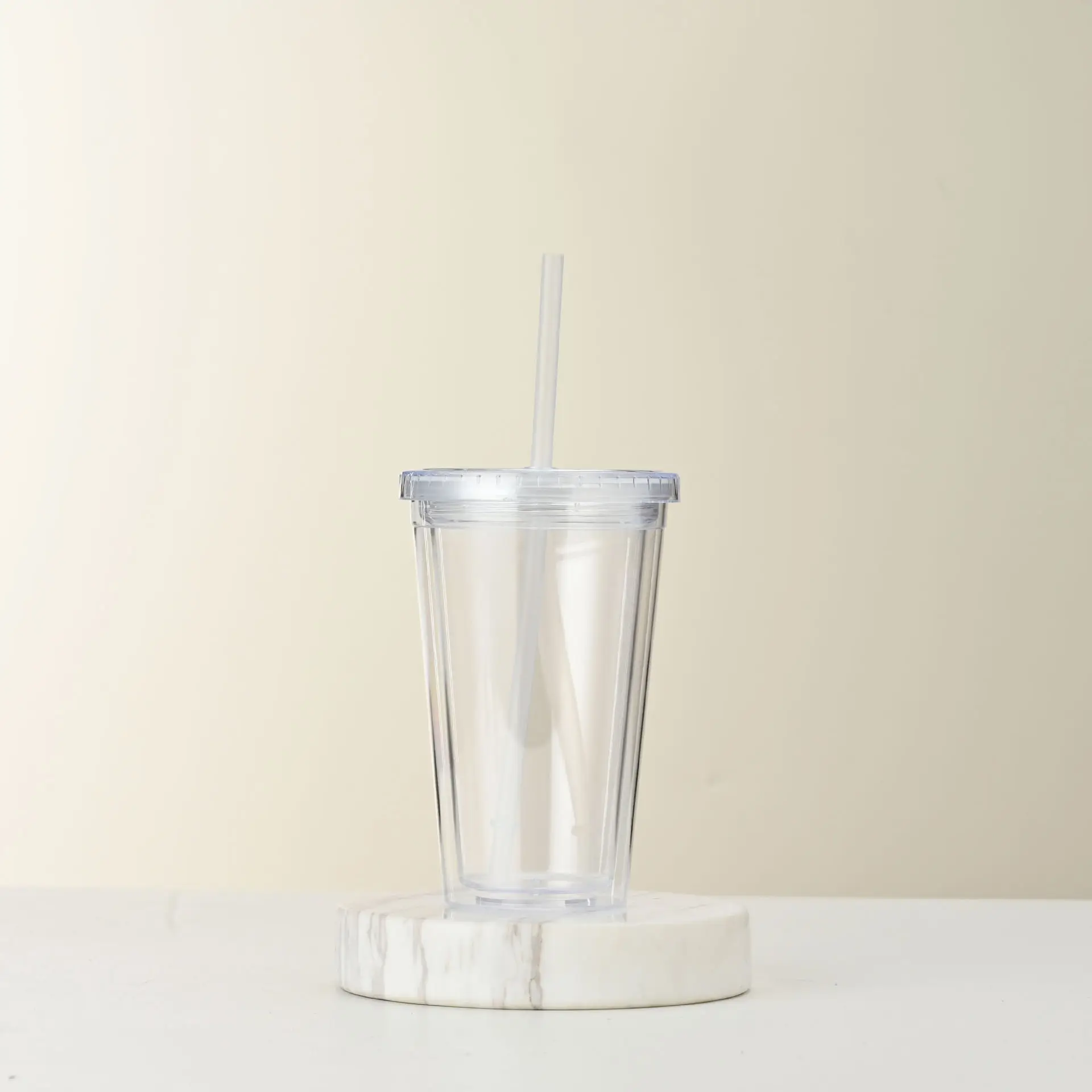 Пластиковая чашка с крышкой для сока и молока