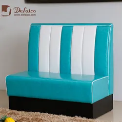 Сделанная на заказ угловая ретро-будка в американском стиле 50-х годов для закусочной в голливудском стиле с красной и белой кожей