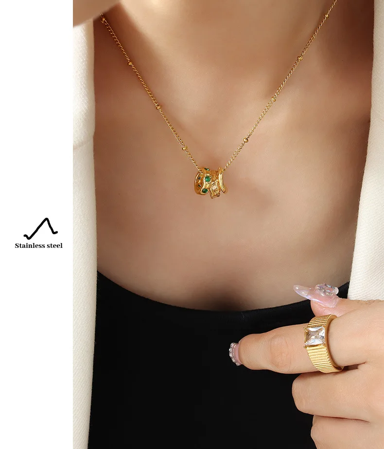 Versahl VSB705 New Arrival Hollow Pendant Choker Necklace Emerald Zircon Inlay Three Loop Pendant Stainless Steel Chain Necklace