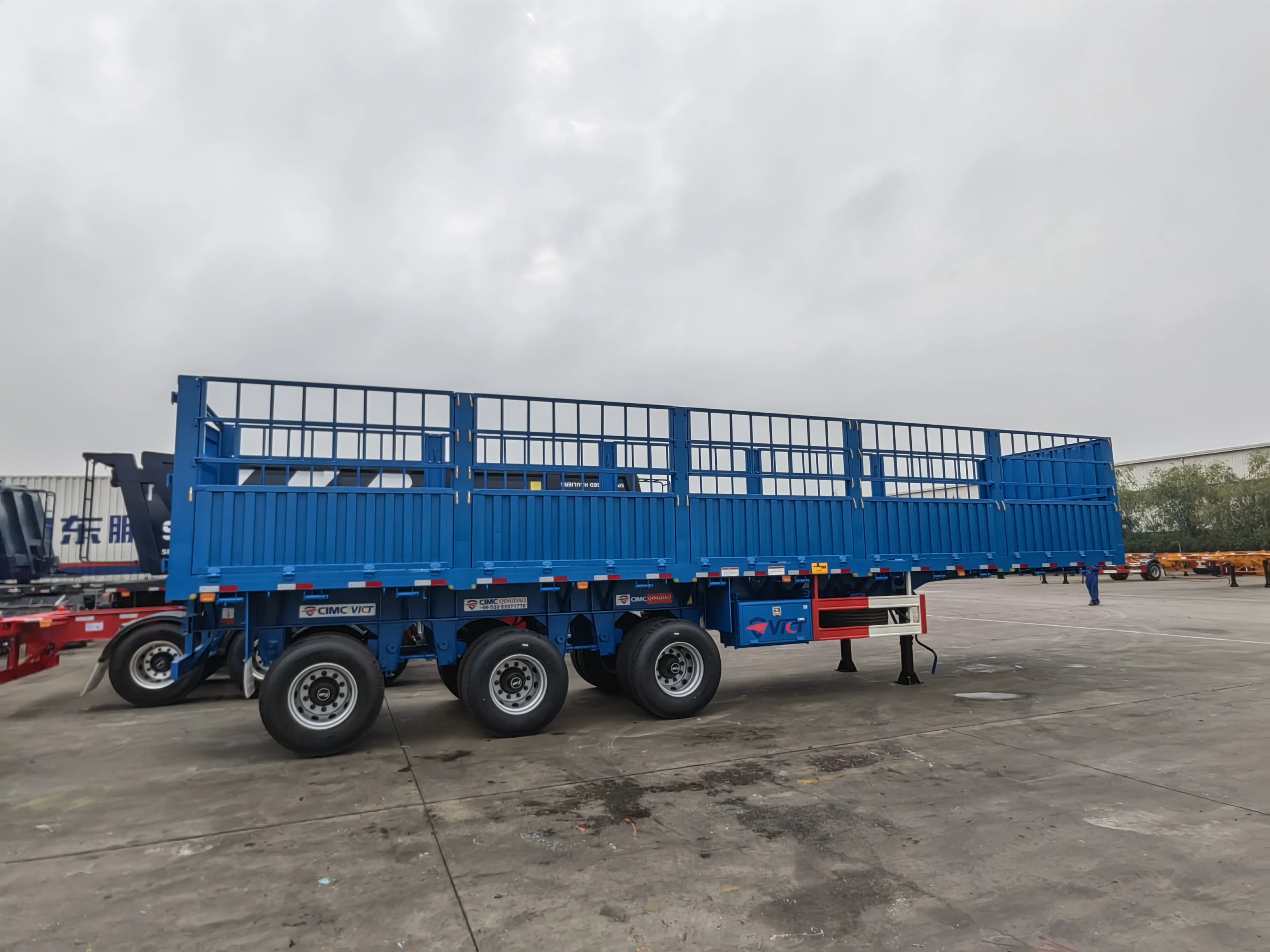 Factory Direct 40ft 3 Axles Flatbed Semi Trailer Side Wall Flatbed Trailer for Efficient Cargo Transportation